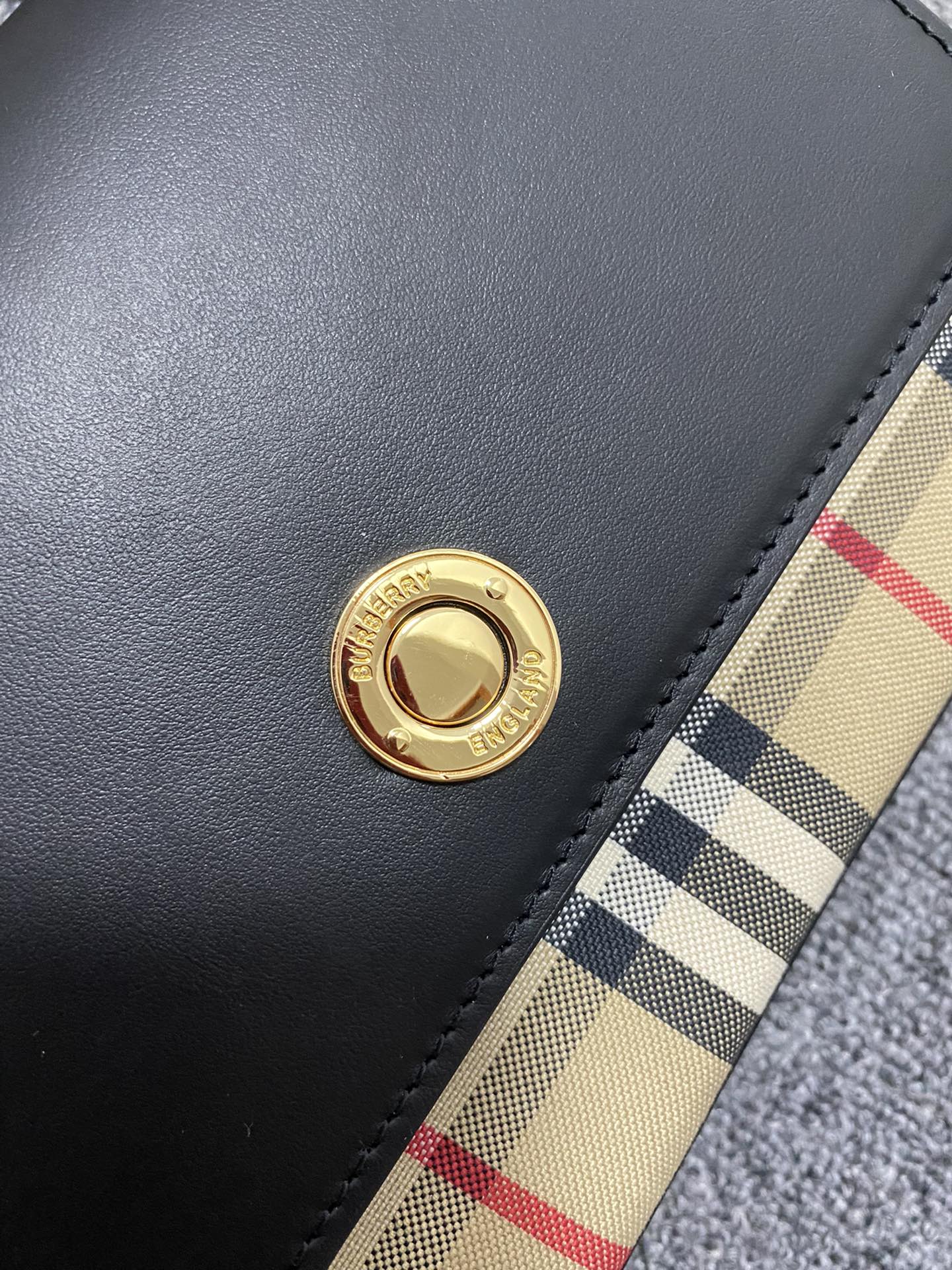 Burberry巴宝莉Vintage 格纹斜背包