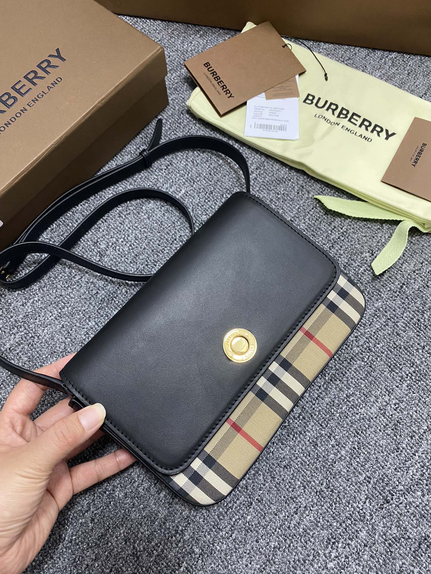 Burberry巴宝莉Vintage 格纹斜背包