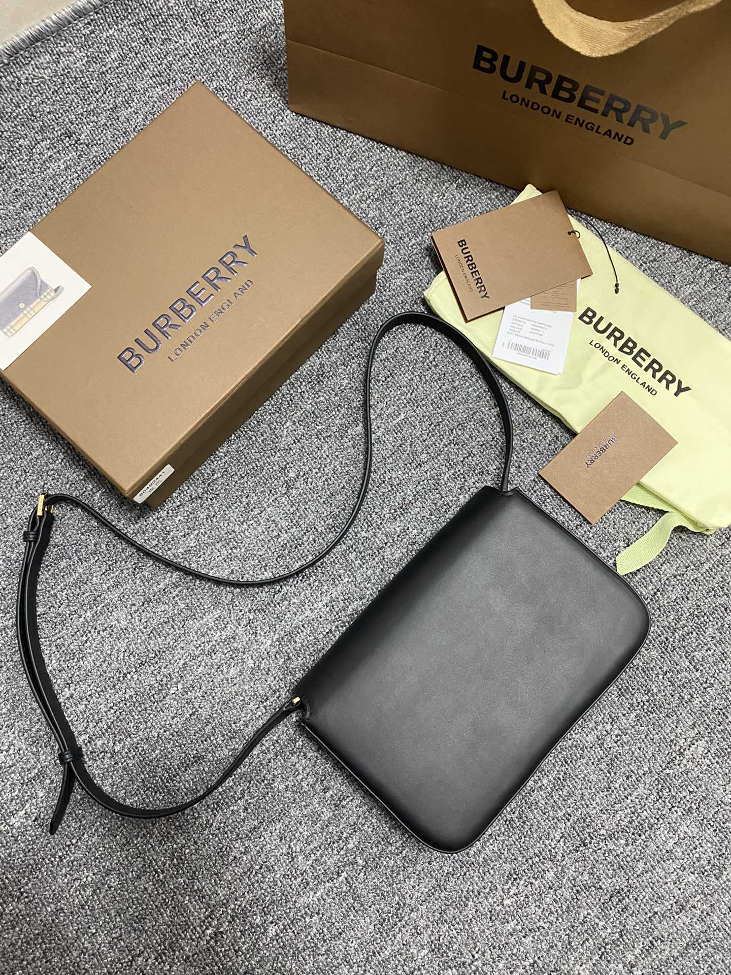 Burberry巴宝莉Vintage 格纹斜背包