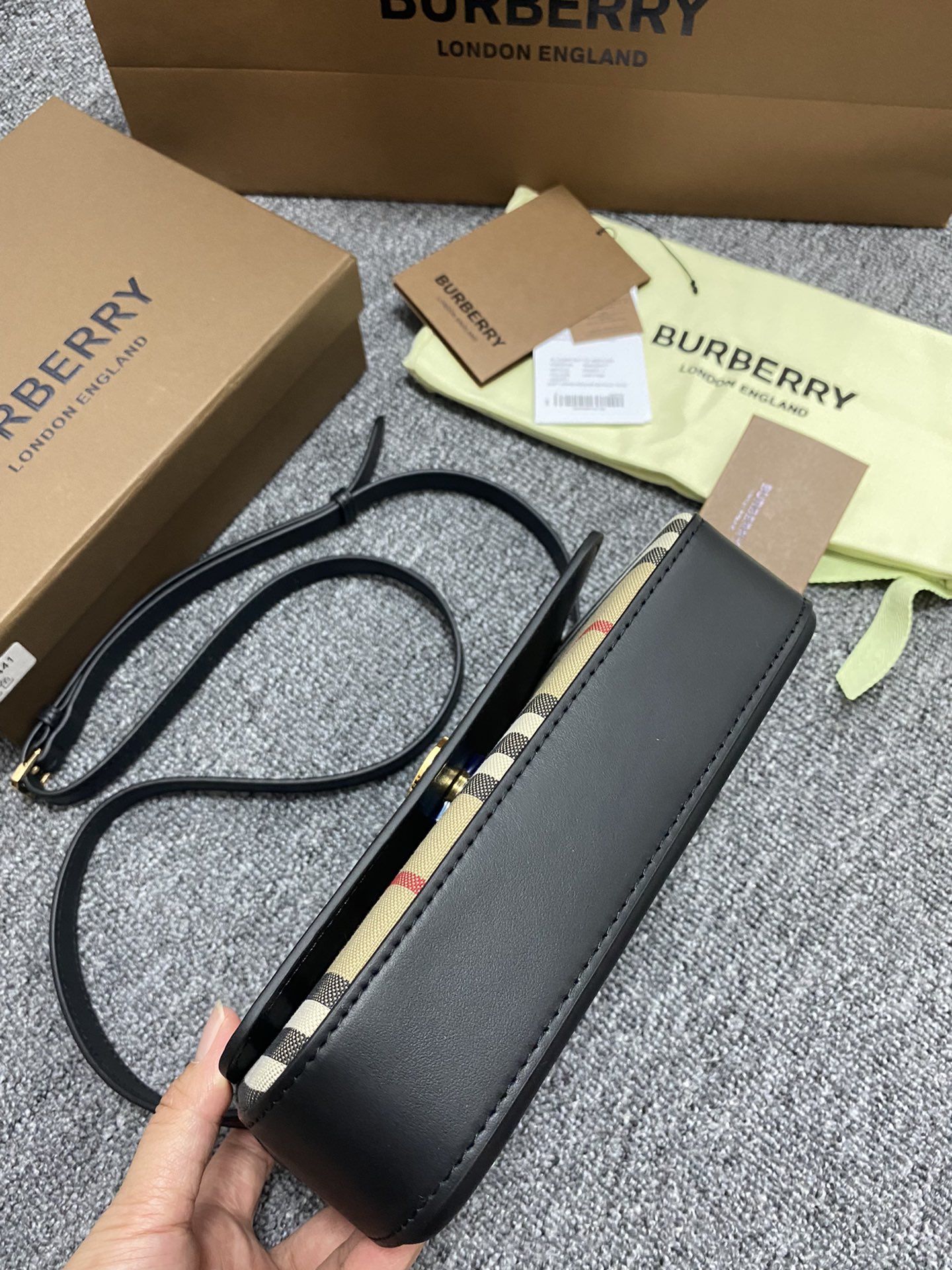 Burberry巴宝莉Vintage 格纹斜背包