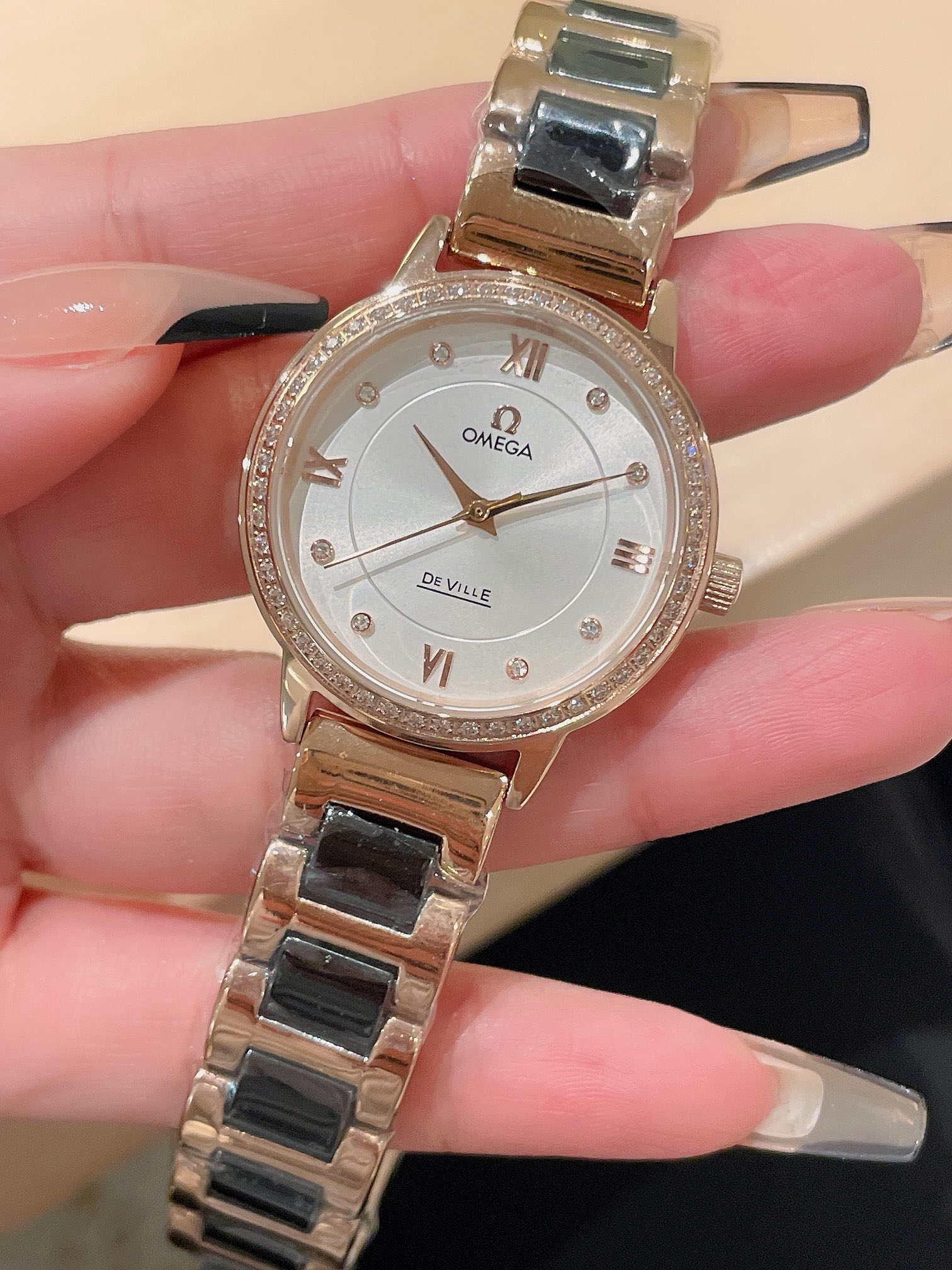 K0    OMEGA 欧米茄 Omega —时尚女士石英腕表，女神范十足的一款手表，超强时尚设计理念，进口石英机芯，顶级镀膜玻璃镜面，多颜色进口小牛皮搭配原装针扣，尺寸30mm， 实物拍摄 品质如一