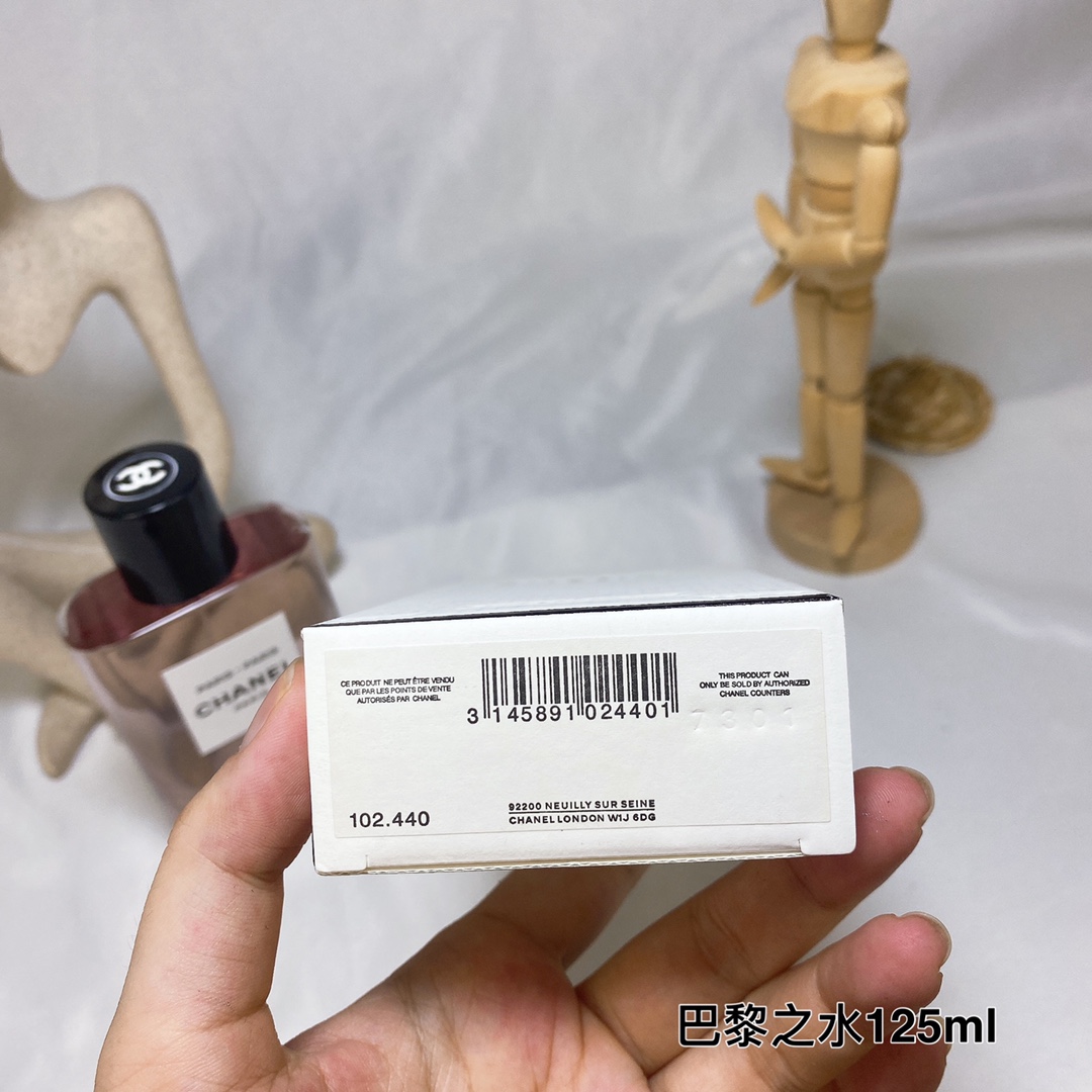 80💰原单品质
CHANEL香奈儿巴黎之水-巴黎125ml
清新闪亮的木质花香调，交织玫瑰、柑橘、广藿香与少许辛辣的粉红胡椒，清新轻灵的气息，
向这座传奇之城的优雅随性致意。