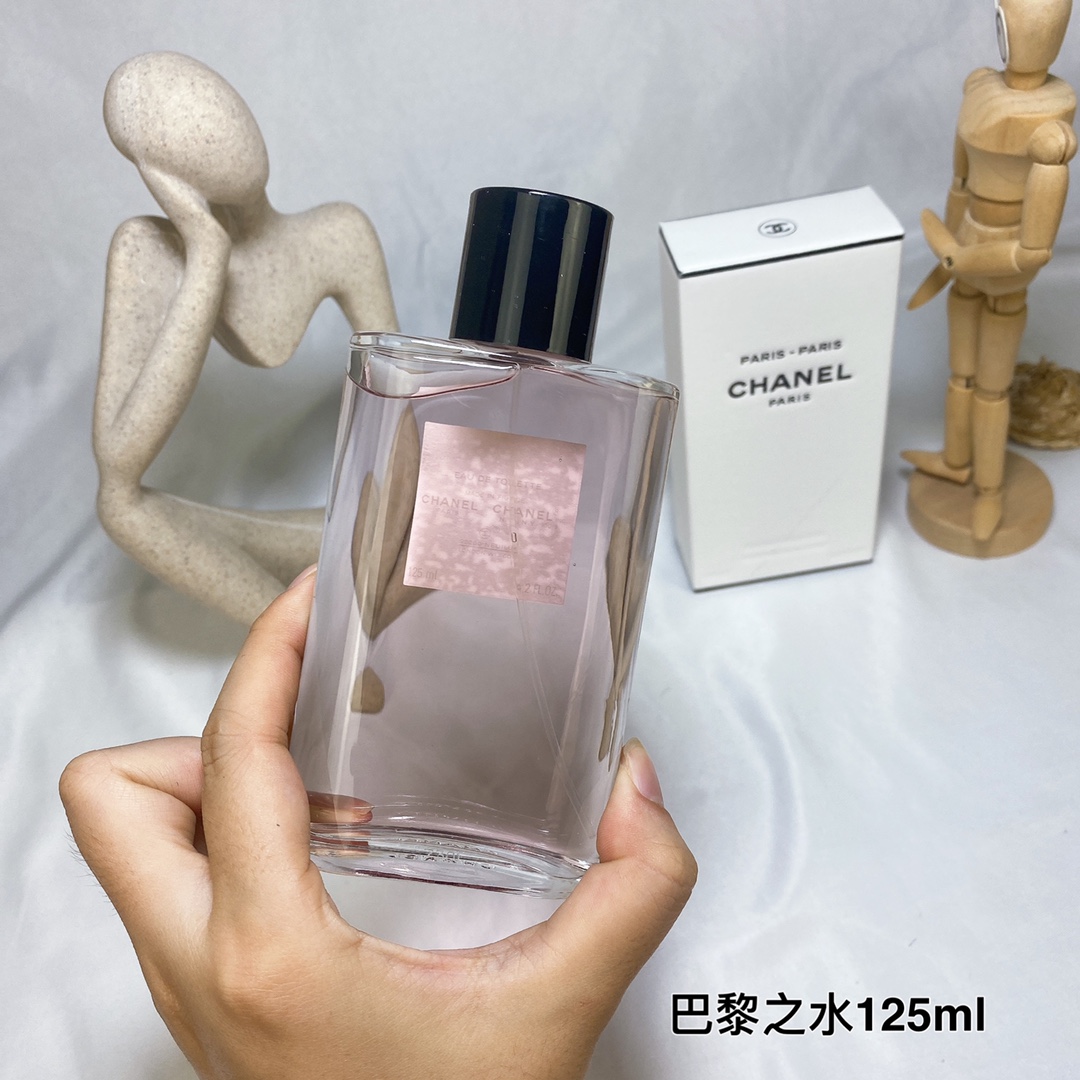 80💰原单品质
CHANEL香奈儿巴黎之水-巴黎125ml
清新闪亮的木质花香调，交织玫瑰、柑橘、广藿香与少许辛辣的粉红胡椒，清新轻灵的气息，
向这座传奇之城的优雅随性致意。