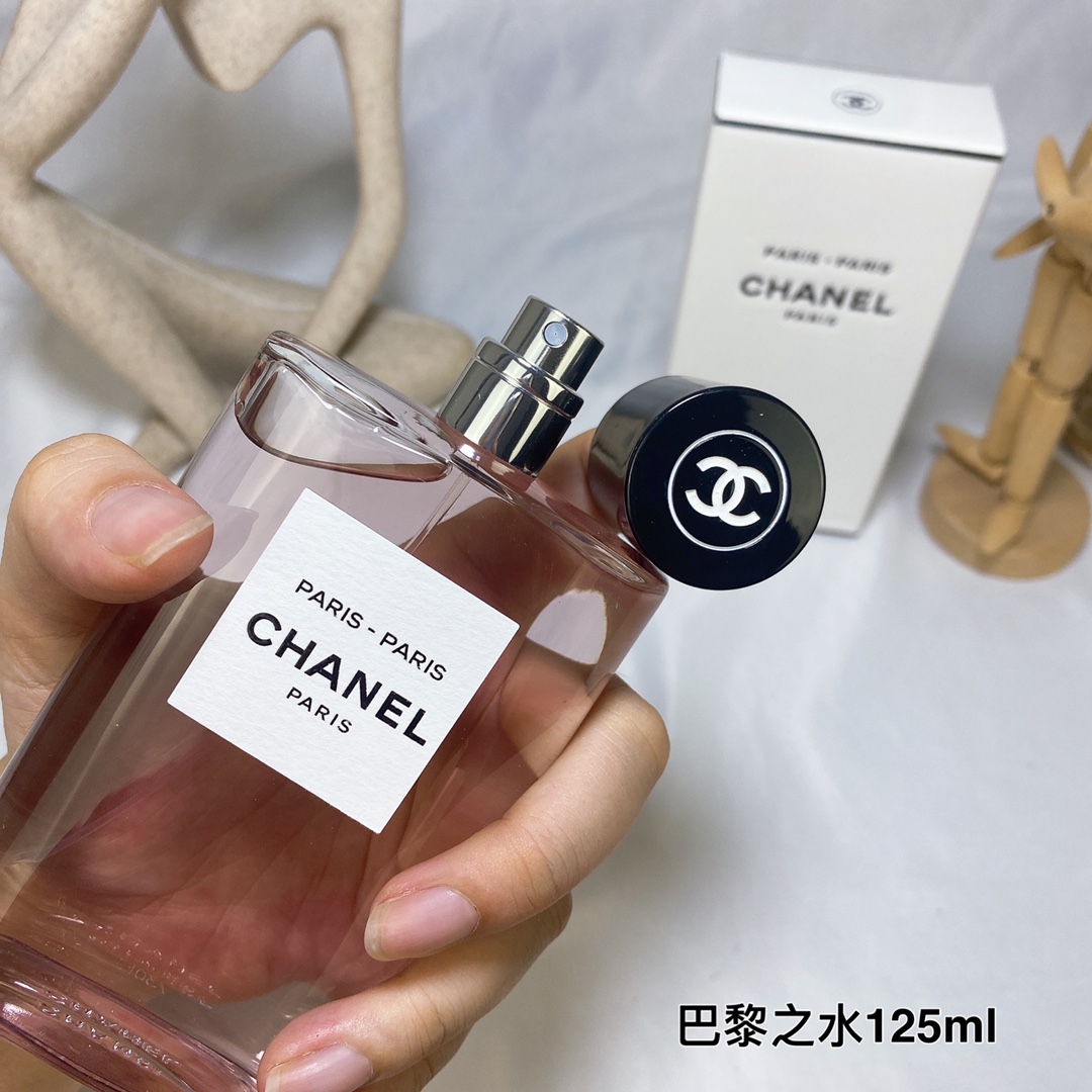 80💰原单品质
CHANEL香奈儿巴黎之水-巴黎125ml
清新闪亮的木质花香调，交织玫瑰、柑橘、广藿香与少许辛辣的粉红胡椒，清新轻灵的气息，
向这座传奇之城的优雅随性致意。