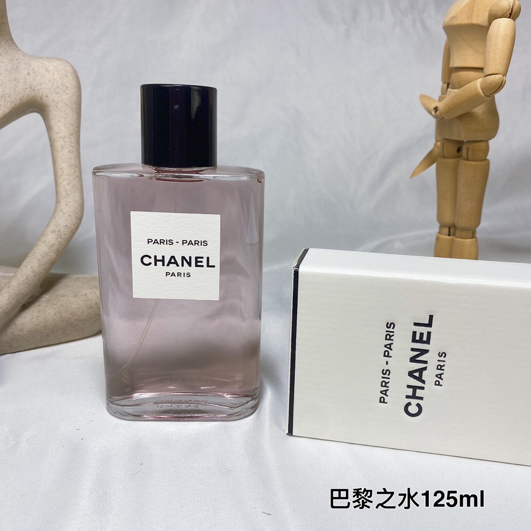 80💰原单品质
CHANEL香奈儿巴黎之水-巴黎125ml
清新闪亮的木质花香调，交织玫瑰、柑橘、广藿香与少许辛辣的粉红胡椒，清新轻灵的气息，
向这座传奇之城的优雅随性致意。