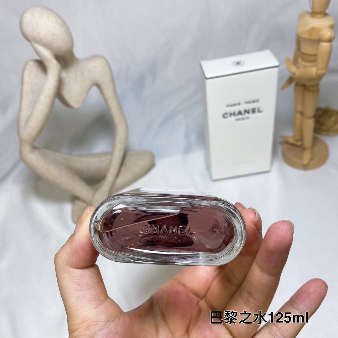 80💰原单品质
CHANEL香奈儿巴黎之水-巴黎125ml
清新闪亮的木质花香调，交织玫瑰、柑橘、广藿香与少许辛辣的粉红胡椒，清新轻灵的气息，
向这座传奇之城的优雅随性致意。