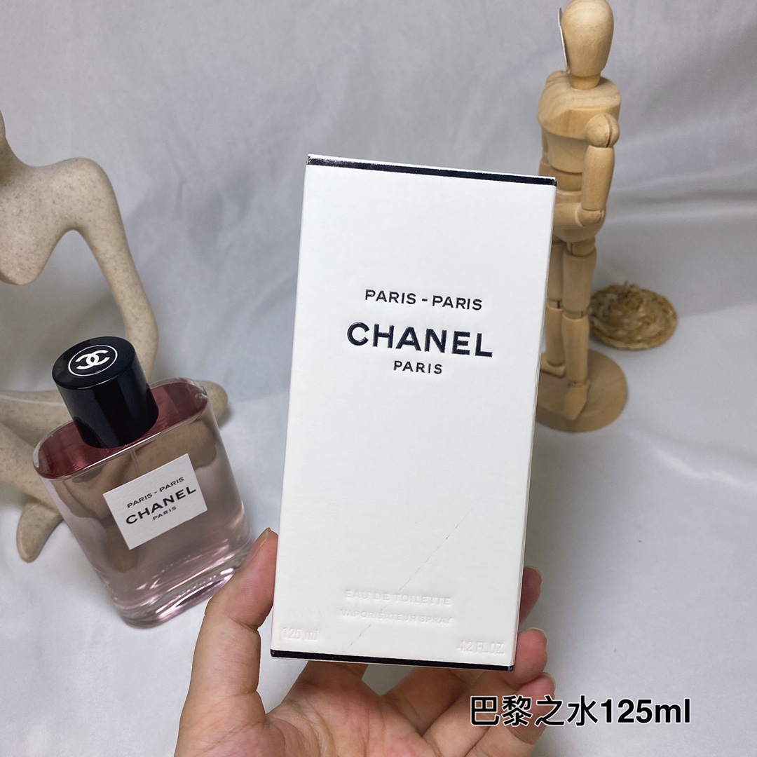 80💰原单品质
CHANEL香奈儿巴黎之水-巴黎125ml
清新闪亮的木质花香调，交织玫瑰、柑橘、广藿香与少许辛辣的粉红胡椒，清新轻灵的气息，
向这座传奇之城的优雅随性致意。