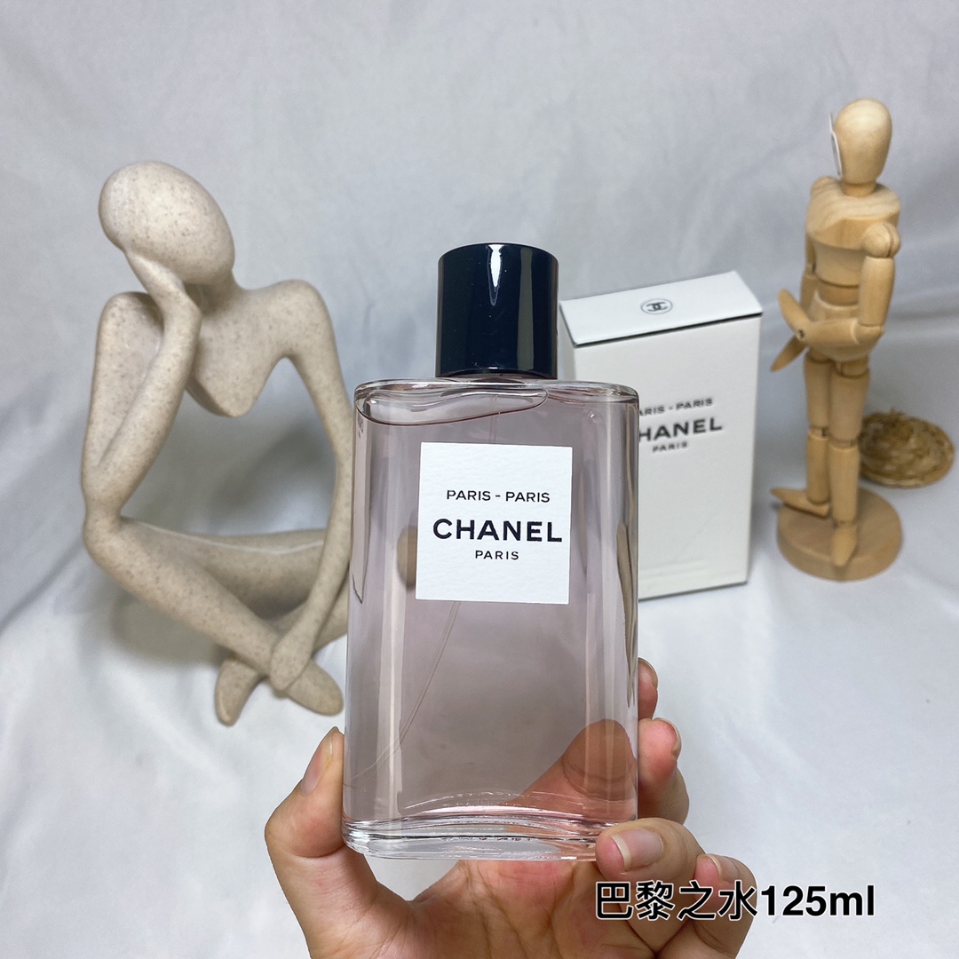 80💰原单品质
CHANEL香奈儿巴黎之水-巴黎125ml
清新闪亮的木质花香调，交织玫瑰、柑橘、广藿香与少许辛辣的粉红胡椒，清新轻灵的气息，
向这座传奇之城的优雅随性致意。