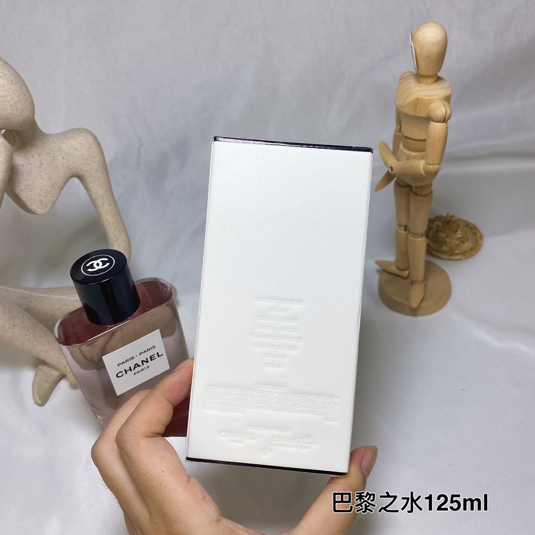 80💰原单品质
CHANEL香奈儿巴黎之水-巴黎125ml
清新闪亮的木质花香调，交织玫瑰、柑橘、广藿香与少许辛辣的粉红胡椒，清新轻灵的气息，
向这座传奇之城的优雅随性致意。