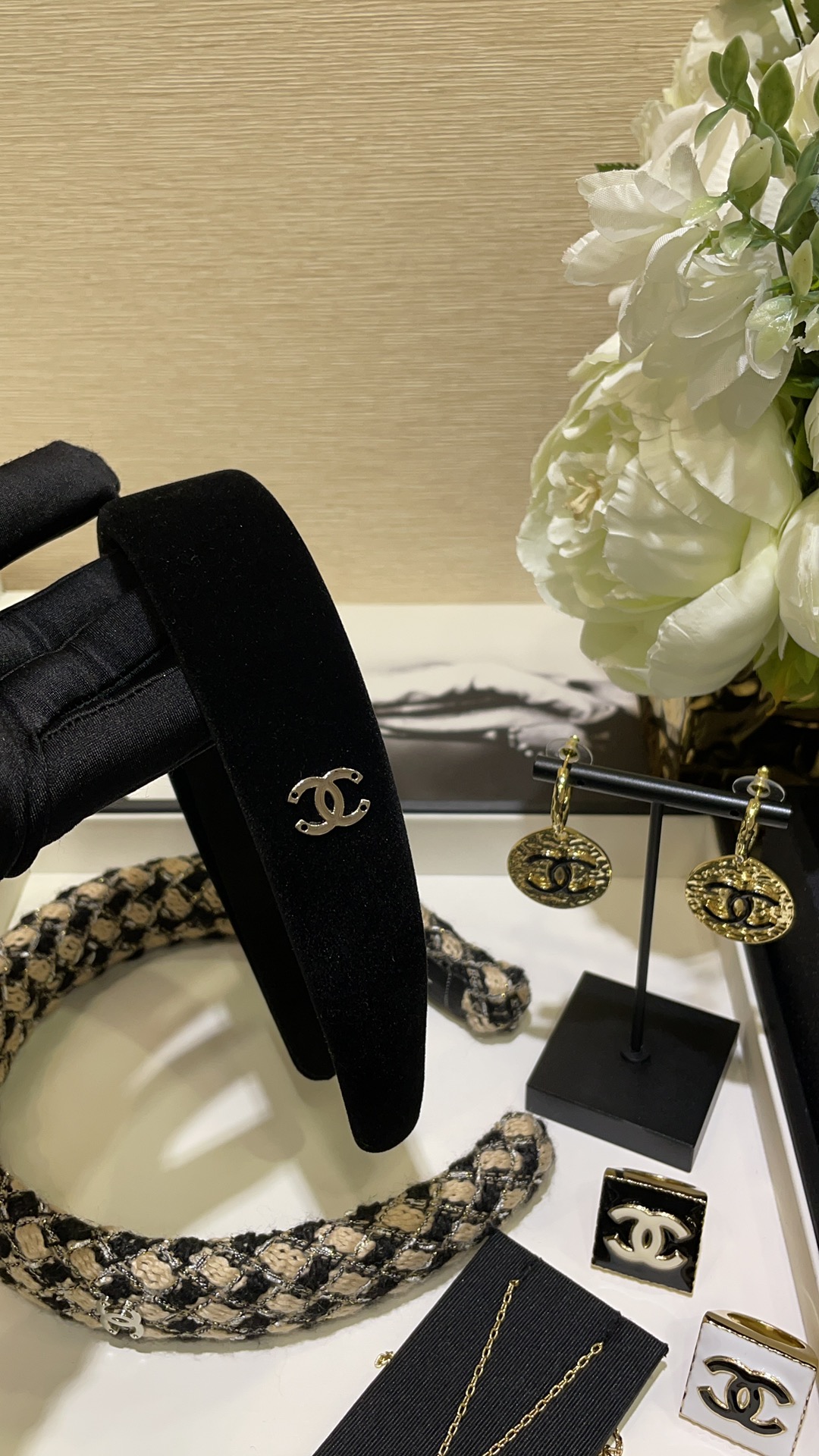 NO:632024,88168, in stock, the aristocratic girly temperament is instant. 22B new black velvet wide version double C headband. Low-key and very noble classic black velvet. Full of girly feeling. It is not too cute. It is versatile all year round. You will not lose money if you invest in Cardia high-end jewelry.1986090988168,现货秒发贵族少女气质 22B新款黑色丝绒宽版双C发箍 低调又很显贵气的经典黑色丝绒 少女感满满 简直不要太可爱 一年四季都很百搭 入股不亏,,卡迪亚高端饰品,Jewelry