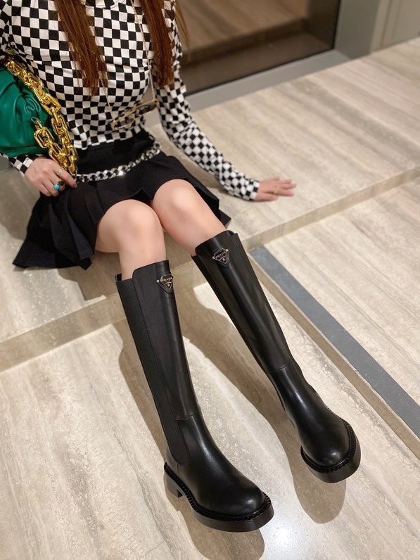 NO:463374,Prada PRADA top version, motorcycle high boots are here, the super machine is beautiful and comfortable and elegant to wear. The original mold opening sole of the counter is 1:1 replica of the fabric top layer cowhide, imported explosion-proof cracked edge beads, the inner lining is imported mixed-bred sheepskin original packaging. Good style is not much to say, and the price of the short boots are available. Long style is 380.00, yards 35-41, boots, prada, prada, boots, cowhide, sheepskin19860909普拉达PRADA顶级版本 机车高靴来了,上脚超机好看穿着舒适高雅 专柜原版开模大底1:1复刻 采用 面料头层牛皮,进口防爆裂开边珠 内里采用进口混种羊皮里 原包装 好款不多说懂货的来 走量价短靴.长款380.00 码数35-41,靴子,prada,prada,boots,cowhide,sheepskin,Women's Shoes