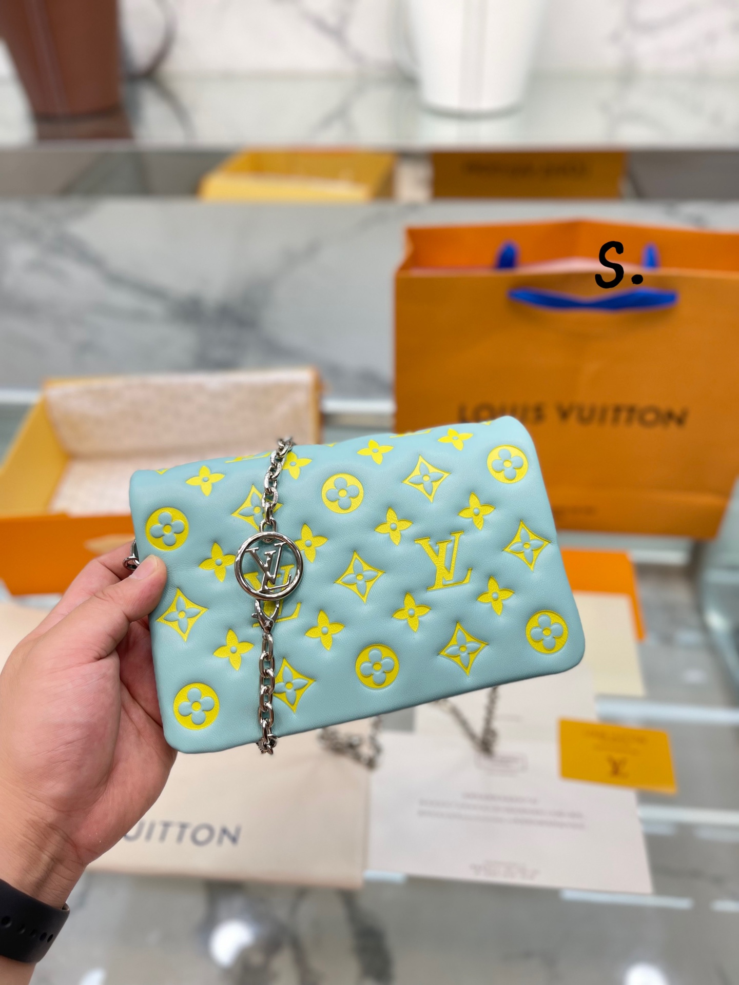 J5 原单品质  Louis Vuitton 路易威登 LV  2022 Coussin Woc 官网风琴包 超级美腻  Louis Vuitton 路易威登 LV  原单品质最新手拿包 洗漱包 可单肩斜挎 配宽肩带 戴帽链条 超高质量 原版五金打造的极富创意上身效果极佳，设计理念独特精匠之作 尺寸：20 14cm