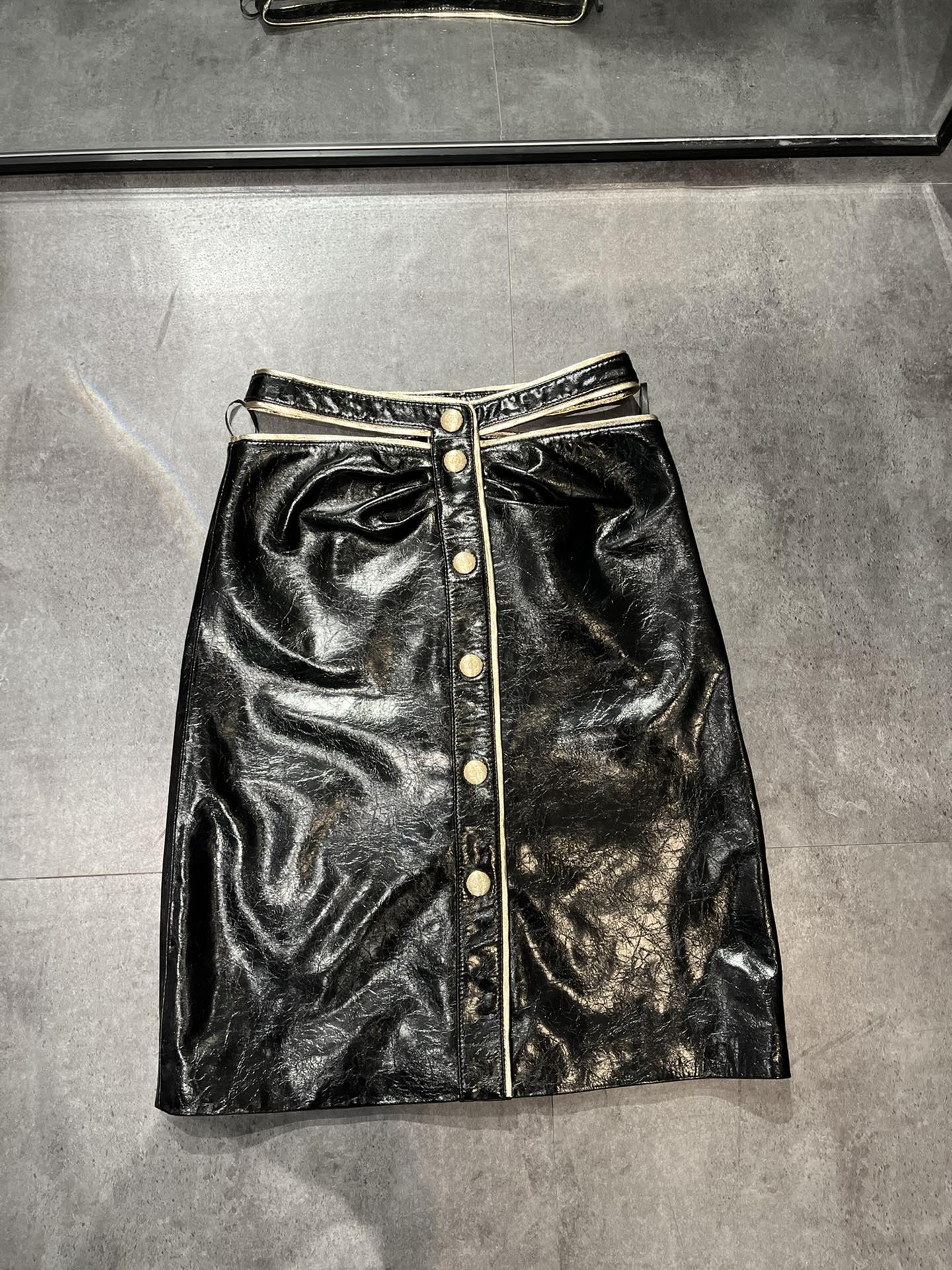 NO:721608,Skirt. Chanel sheepskin suit, with its own glossy texture, very high-end, revealing waist, not suitable for fat people., Chanel-clothing, chanel, skirts, sheepskin,19860909裙子.香奈儿羊皮套装,自带光泽纹理感,非常上档次,露腰装,不适合胖子.,香奈儿-服装,chanel,skirts,sheepskin,,Women's clothing