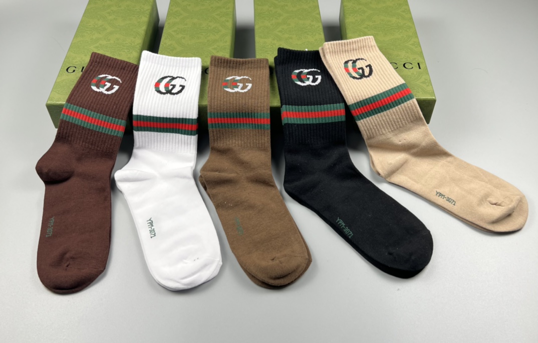 💛配专柜包装
GUCCI（古驰）新款中长款堆堆袜袜子！一盒五双，专柜同步筒袜袜子，💛大牌出街，潮人必备。