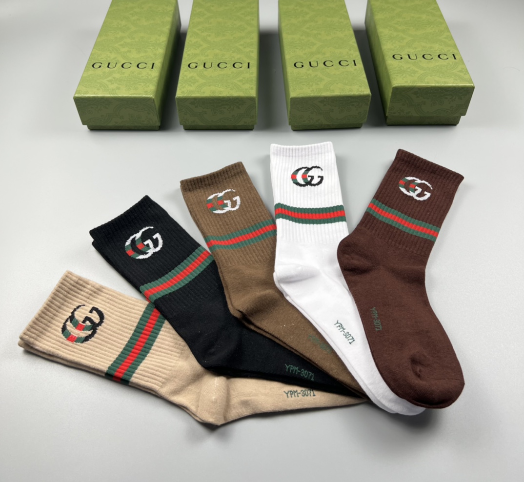 💛配专柜包装
GUCCI（古驰）新款中长款堆堆袜袜子！一盒五双，专柜同步筒袜袜子，💛大牌出街，潮人必备。