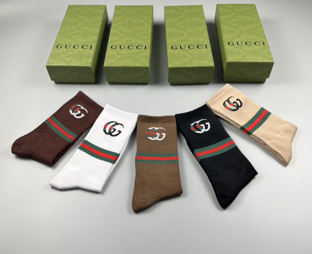 💛配专柜包装
GUCCI（古驰）新款中长款堆堆袜袜子！一盒五双，专柜同步筒袜袜子，💛大牌出街，潮人必备。