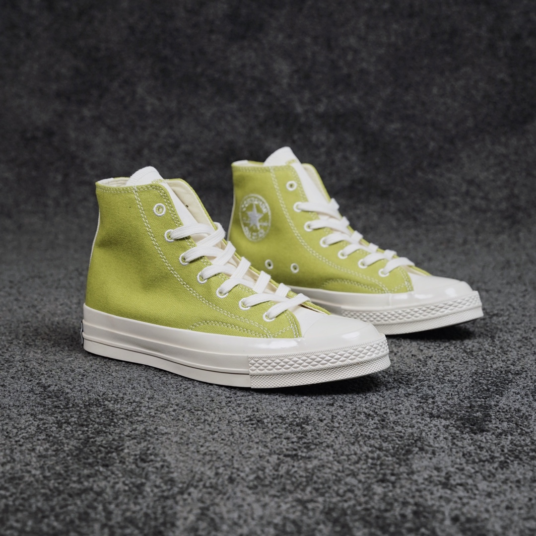 G0 原厂材料 原工艺技术牛油果来袭 环保主题Converse 70s Renew Canvas系列 近期环保话题不断 匡威再次突破传统 以风靡全球的畅销鞋款 Chuck Taylor 70S为原型 带来全新系列产品 Converse Renew鞋面由 F5 %可回收聚酯纤维构成 采用电绣眼扣 搭载全新Renew三星后标 环保理念加成 带来夏日凉爽气息