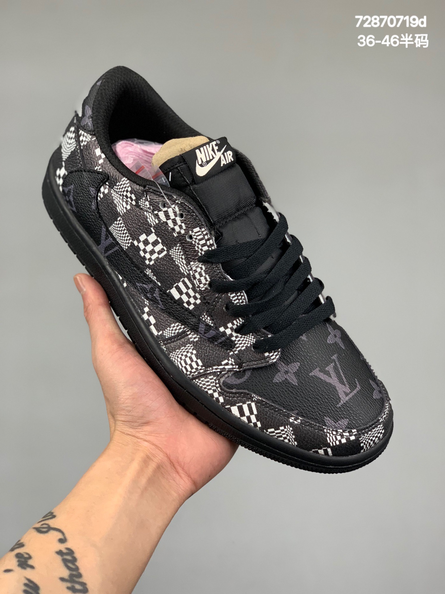 本地
Air Jordan 1×LV 联名款！Louis Vuitton x Air Jordan 1 Low 低帮 LV联名 AJ1 低帮乔丹1代 aj1 乔1 低邦 LV联名 乔丹篮球鞋系列 纽约艺术家 Ceeze 与球鞋客制单位 Relevant Customs 及 richierang 合作推出 Louis Vuitton 定制采用LV标志图案皮革打造的这款定制 棕金OW联名款 货号：DM7866 662  尺码：36 36.5 37.5 38 38.5 39 40 40.5 41 42 42.5 43 44 44.5 45 46
编码：72870719d