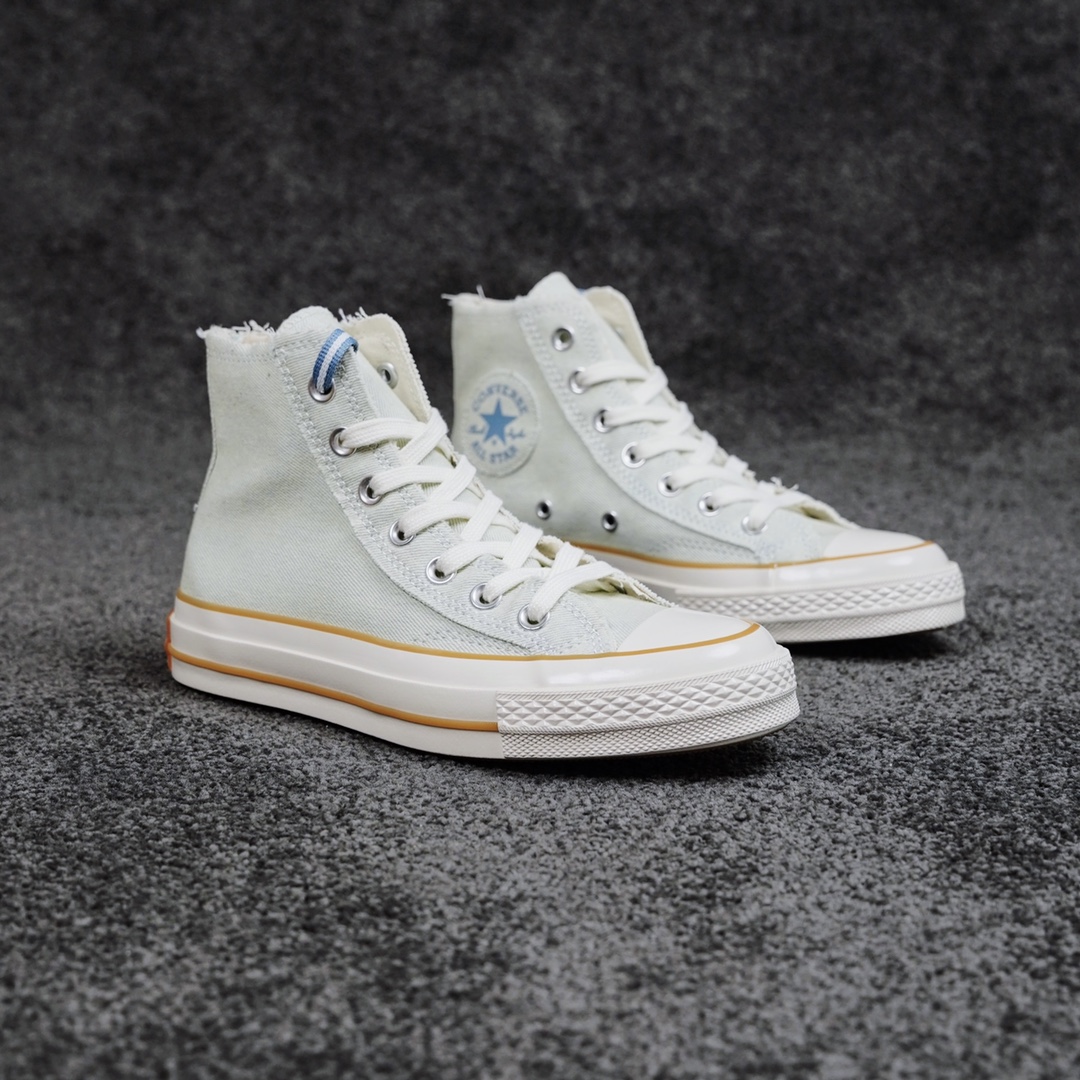 G0 Converse Chuck 1970s 水洗牛仔蓝匡威新色 牛仔蓝+清爽浅橙色 水洗过的牛仔蓝配上两种风格的鞋带水洗牛仔布鞋面 易于打理 结实耐穿磨边设计趣味十足多色条纹鞋带简约清爽 富有夏日气息