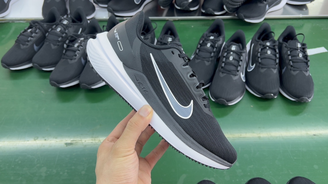 Nike Air Zoom Winflo 9 Black/White Running Shoes - Breathable, Cushioned