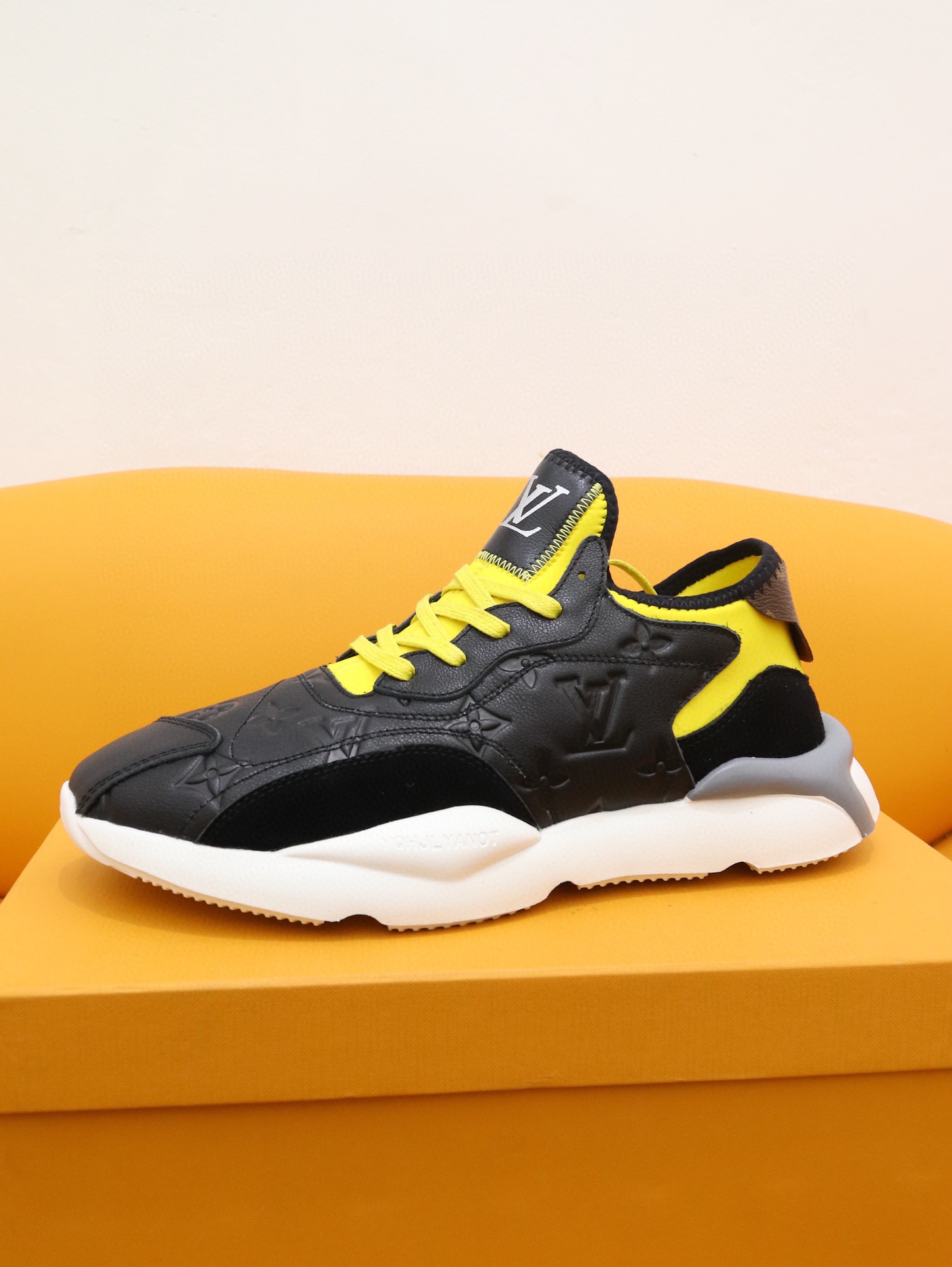 I5 LOUlS VUlTTON路易威登～独特现休闲风。LV专柜代购休闲鞋 男士2022专柜同步发售，意大利进口品牌精选头层意大利牛皮。羊皮内里 拒绝脱色磨脚鞋底：原厂特供原版底实物更赞 适合户外司机驾车完美