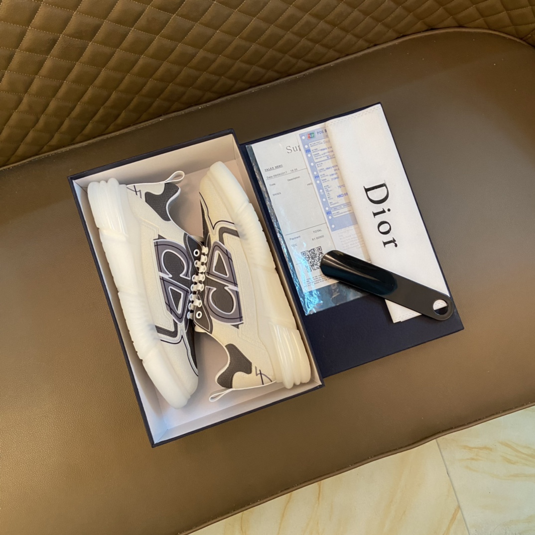 J0 Dior迪奥2022 低帮休闲运动鞋，采用进口头层牛皮打造，金属logo装饰，原版橡胶鞋底、鞋口带有品牌标志性细节，提升格调。时尚百搭，可为各式造型增光添彩。塑造独具动感活力与摩登气息的精致设计，这款全新必备鞋履为迪奥的典藏传承再赋新彩，尽显现代优雅格调。男鞋： 38-44 45订做 白色 / 红色 绿色 灰色 黑色 长期供实体店补货