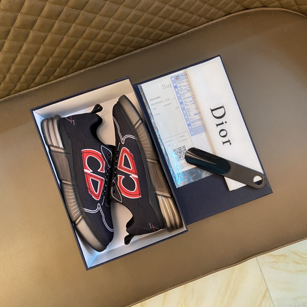 J0 Dior迪奥2022 低帮休闲运动鞋，采用进口头层牛皮打造，金属logo装饰，原版橡胶鞋底、鞋口带有品牌标志性细节，提升格调。时尚百搭，可为各式造型增光添彩。塑造独具动感活力与摩登气息的精致设计，这款全新必备鞋履为迪奥的典藏传承再赋新彩，尽显现代优雅格调。男鞋： 38-44 45订做 白色 / 红色 绿色 灰色 黑色 长期供实体店补货