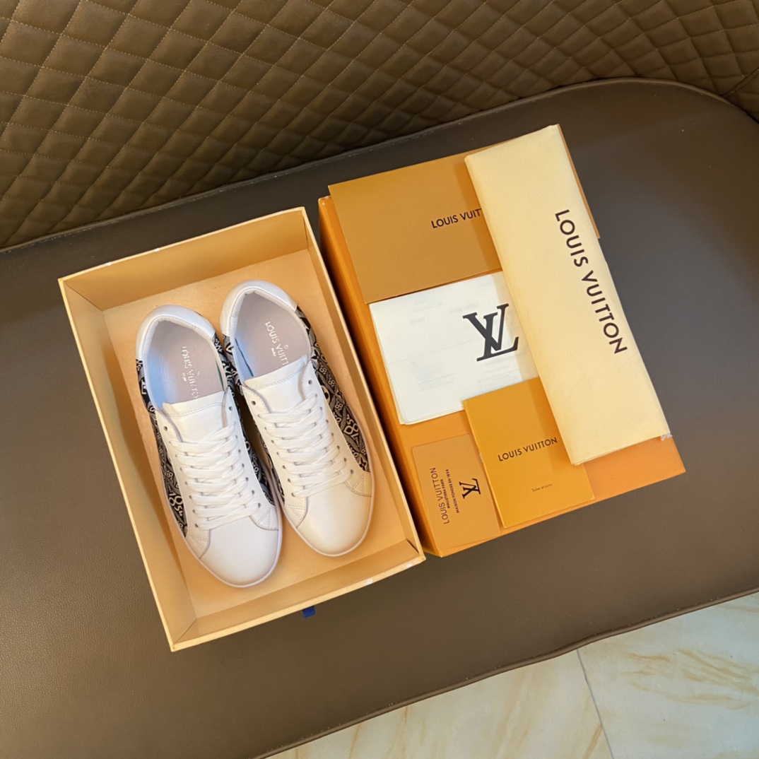 I5 LOUlS VUlTTON 路易威登～独特现潮款.LV专柜代购休闲鞋 男士2022专柜同步发售,意大利进口品牌精选头层柔软牛皮.羊皮内里 拒绝脱色磨脚鞋底：原厂特供原版底实物更赞 适合户外司机驾车完美 男装男鞋码数：38-44 45可定做 白色 灰色 天蓝色 黑色 棕色选 长期供实体店补货