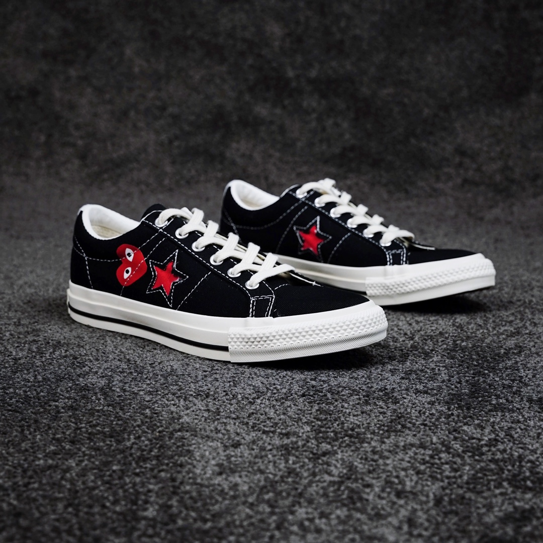 H0 “心”动预警! CDGPLAY全“星”出场匡威CDGPLAY联名12周年之际\t首次合作呈现滑板传奇鞋型ONESTAR依然是你喜欢的标志性“爱心眼”串联红色的心“星”相印CONVERSE X Comme desGarcons PLAY ONE STAR心”动PLAY以代表着创作热血的红色点缀滑板运动上脚让属于街头的回到街头本次联名系列新品含黑、白双色可选