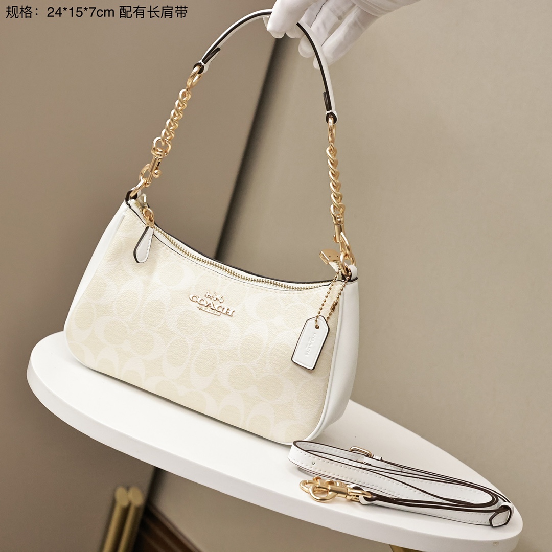 蔻驰新品Teri腋下包💰190 带有独特的金属链条和皮质肩带结合的肩背设计,让你有更舒适的空间感,在通勤路上手忙脚乱的时候也不会失了造型。也给整个包身带来更精致亮丽的感觉,搭配你干练的正装完全不会逊色~ 规格:24*15*7cm