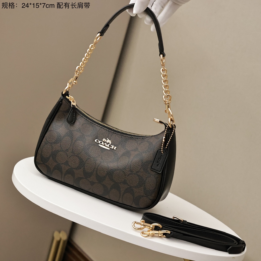 蔻驰新品Teri腋下包💰190 带有独特的金属链条和皮质肩带结合的肩背设计,让你有更舒适的空间感,在通勤路上手忙脚乱的时候也不会失了造型。也给整个包身带来更精致亮丽的感觉,搭配你干练的正装完全不会逊色~ 规格:24*15*7cm