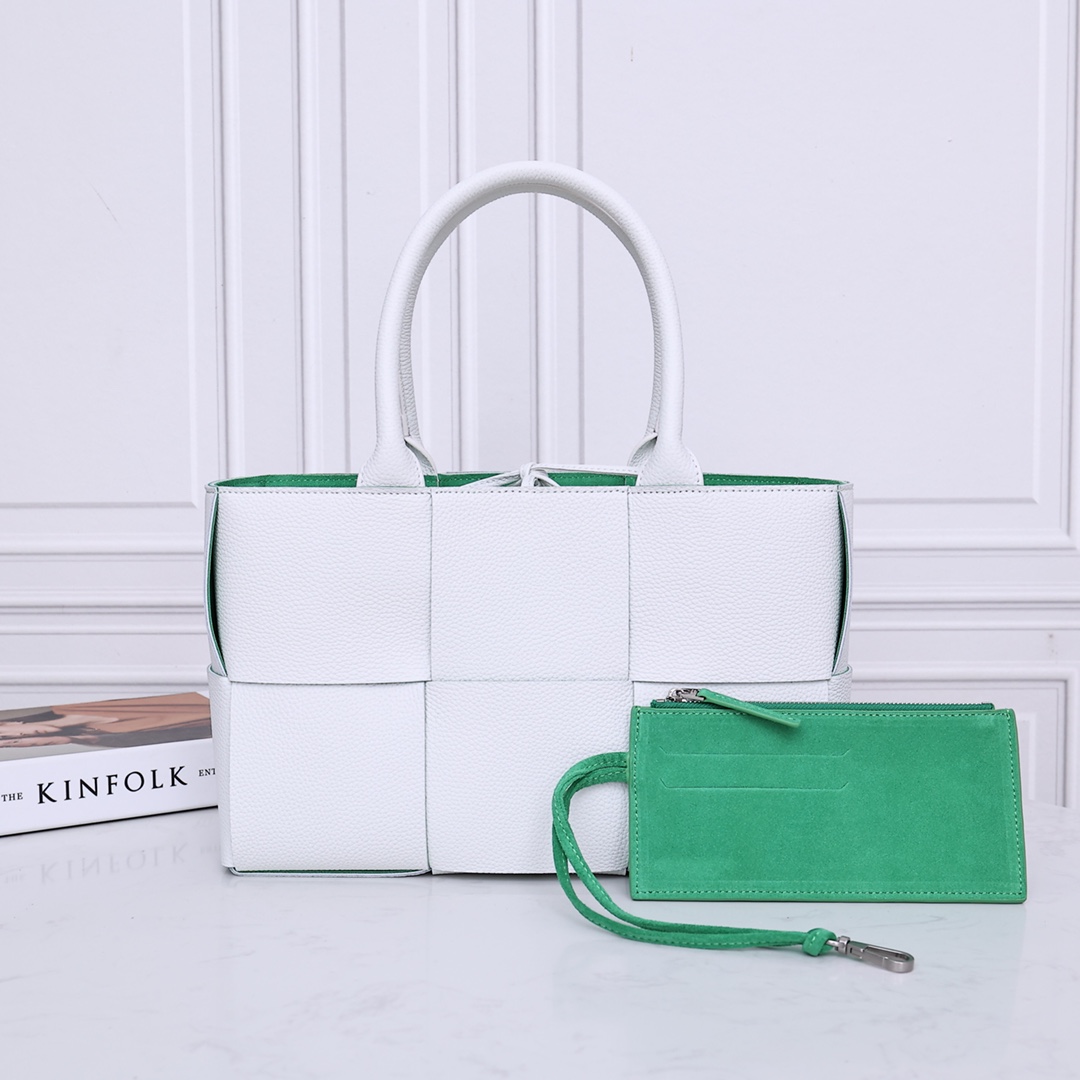Bottega Veneta Intrecciato Tote Bag Lychee Grain