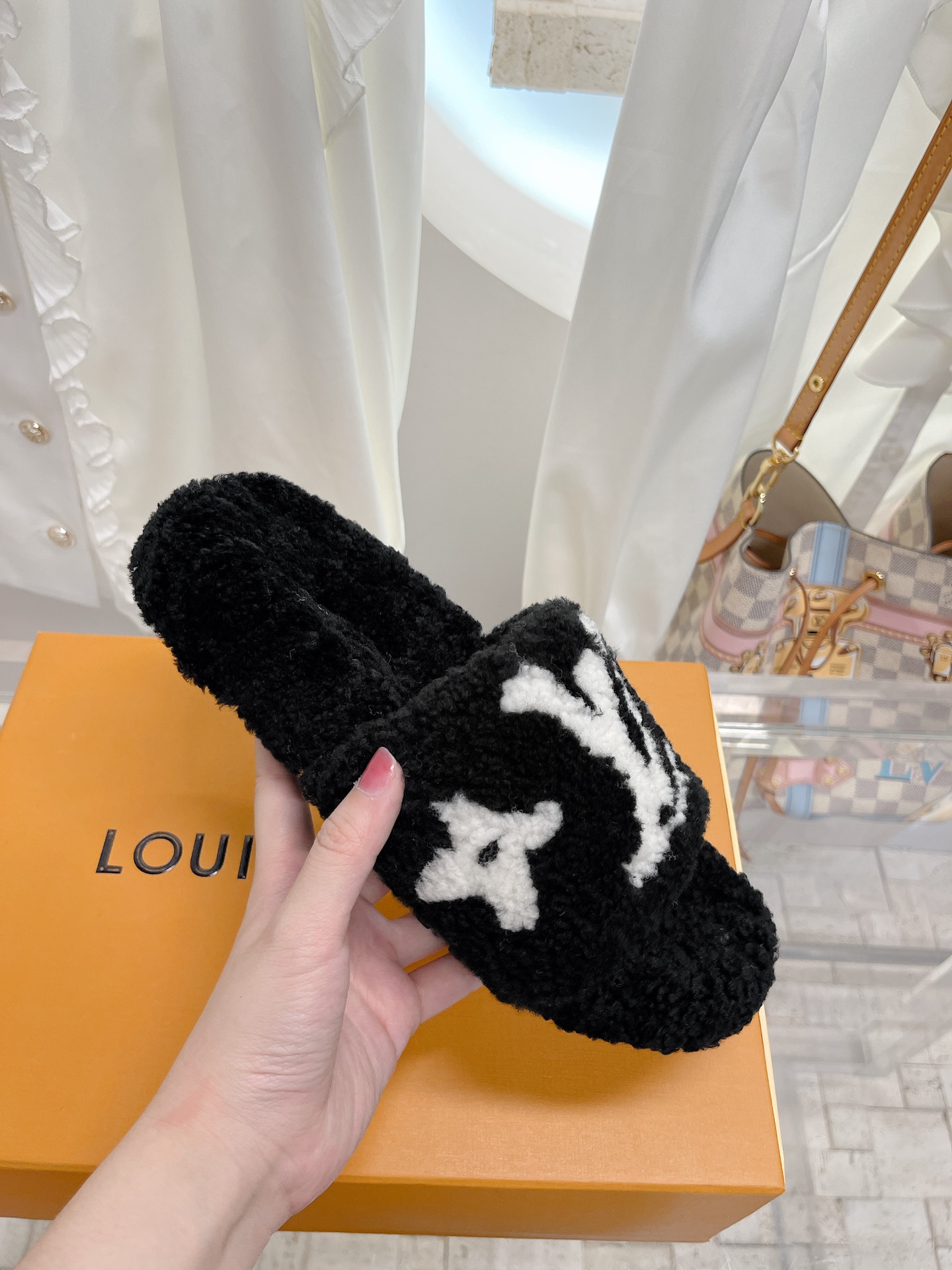 NO:560143,Top version [new generation] The classic book-bottom running volume series is popular on Xiaohongshu INS and various social platforms, with a crazy burst of charm. The original fur-integrated lamb hair material is not easy to shed. Internet celebrities love it and the counters are invincible. The popular fur mop purchasing level!  Size 35-41 [40/41 customized], furry shoes and slippers, slippers19860909顶级版 [全新一代] 经典簿底跑量款系列刷爆小红书 INS 各种社交平台,疯狂爆发魅力 原版皮毛一体羊羔毛材质 不易掉毛、网红超挚爱专柜无敌火爆毛拖代购级别！ 尺码35-41 [40/41定做],毛毛鞋拖鞋,slippers,Women's Shoes