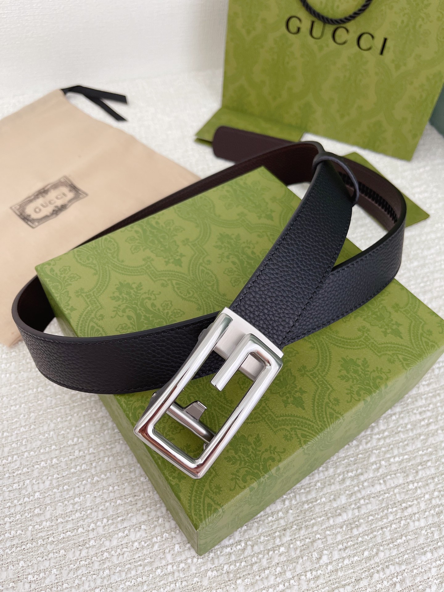 Gucci古奇男士自动扣平滑款宽度35MM精品钢质五金搭配双面头层牛皮腰带长度可自由裁剪