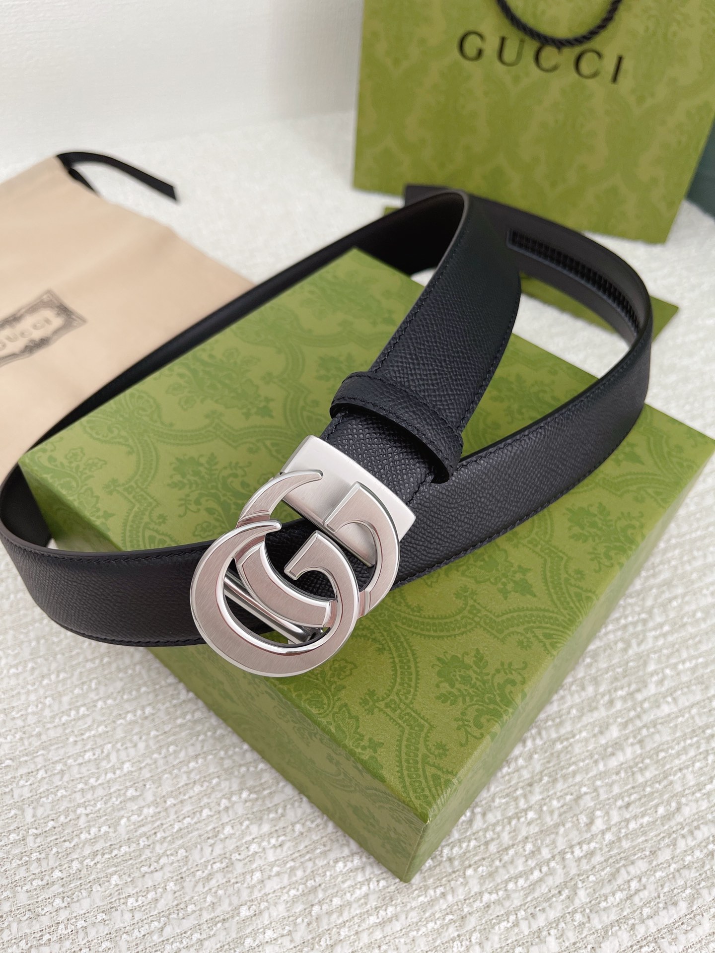 Gucci古奇男士自动扣平滑款宽度35MM精品钢质五金搭配双面头层牛皮腰带长度可自由裁剪