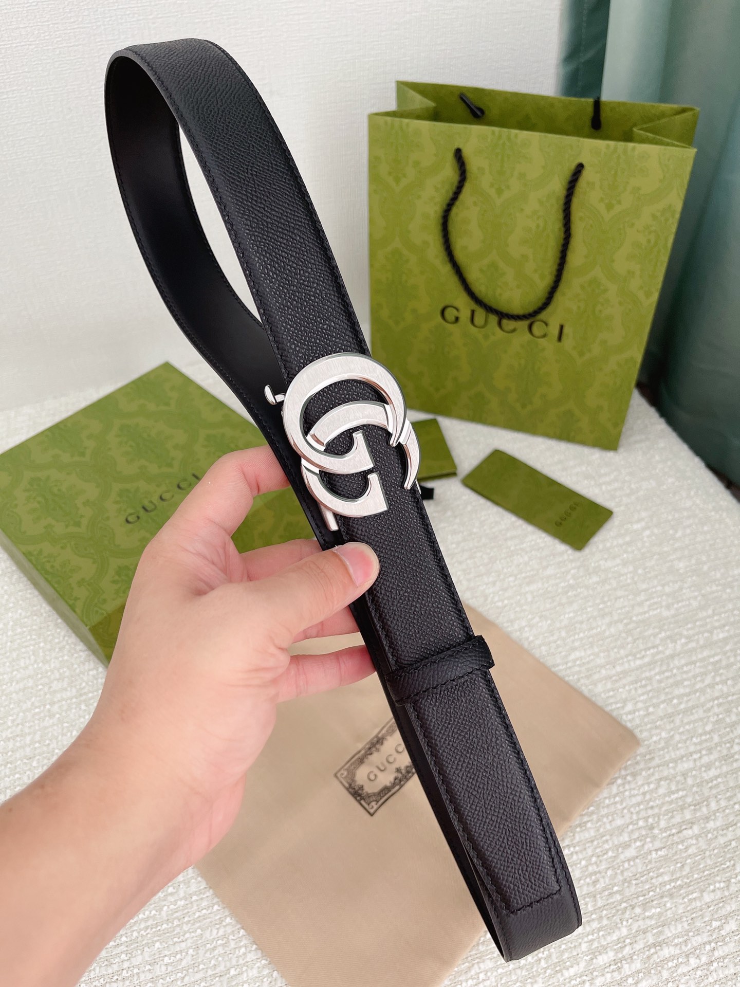 Gucci古奇男士自动扣平滑款宽度35MM精品钢质五金搭配双面头层牛皮腰带长度可自由裁剪