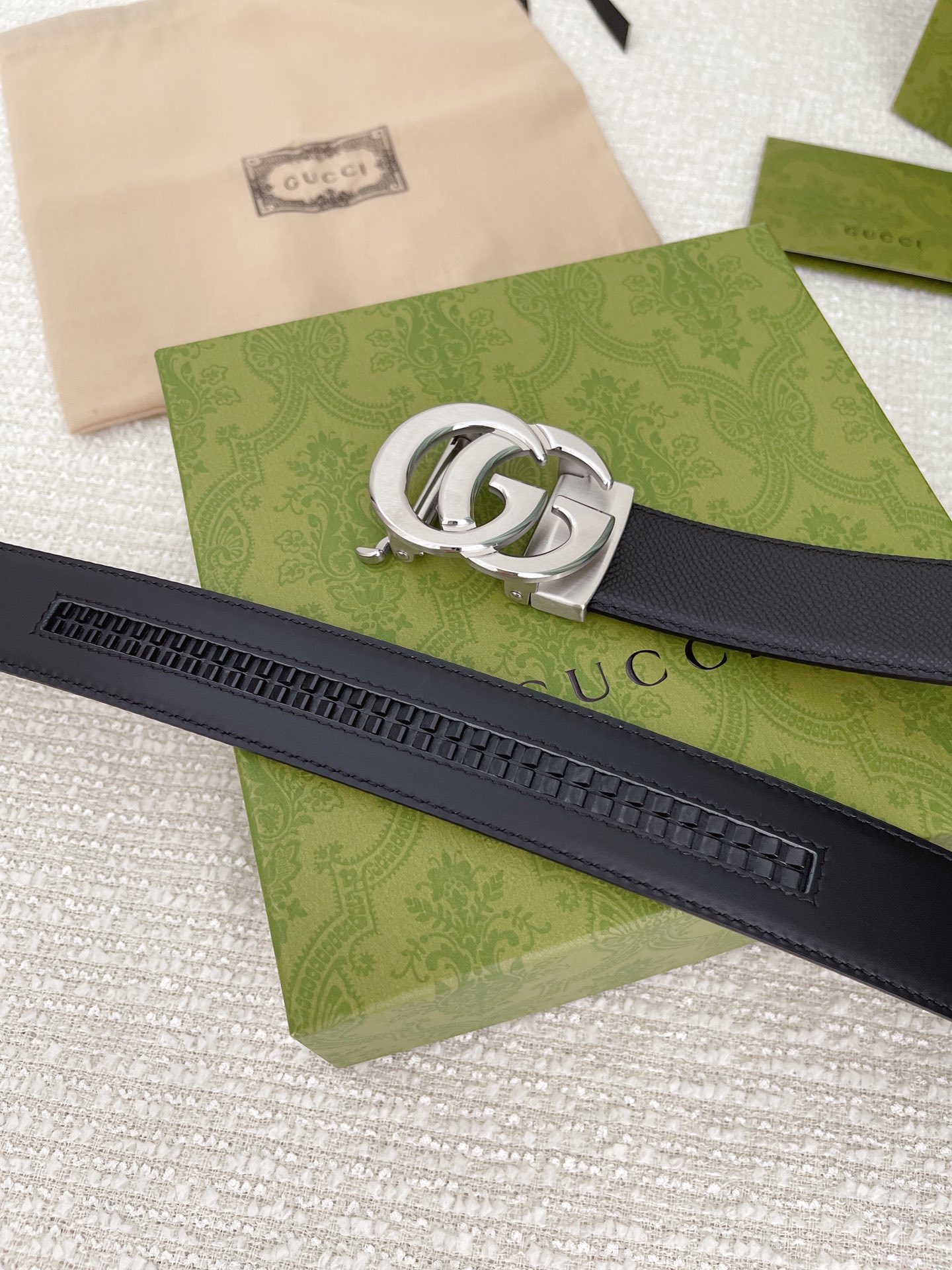 Gucci古奇男士自动扣平滑款宽度35MM精品钢质五金搭配双面头层牛皮腰带长度可自由裁剪