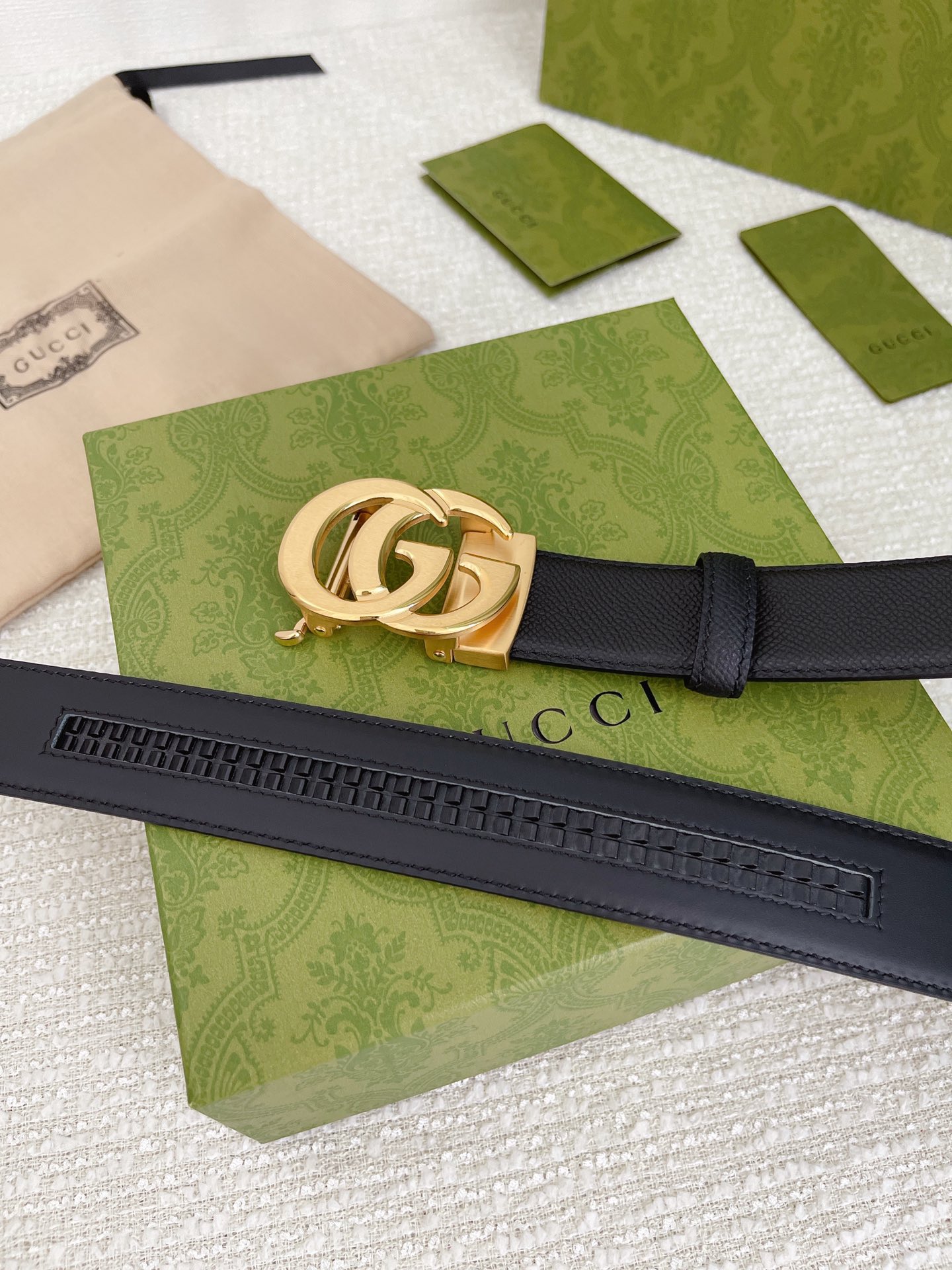Gucci古奇男士自动扣平滑款宽度35MM精品钢质五金搭配双面头层牛皮腰带长度可自由裁剪