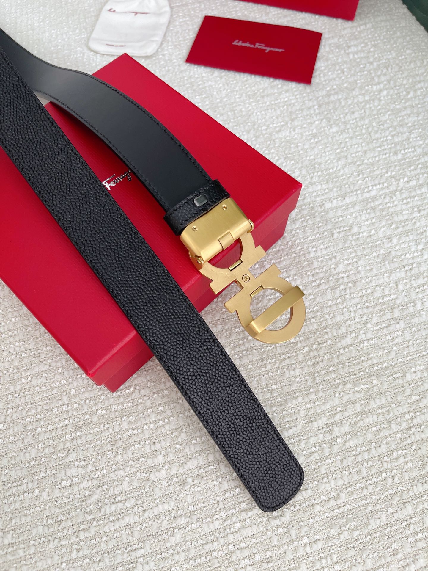 Ferragam菲拉格慕男士自动扣平滑款宽度35MM精品钢质五金搭配双面头层牛皮腰带长度可自由裁剪