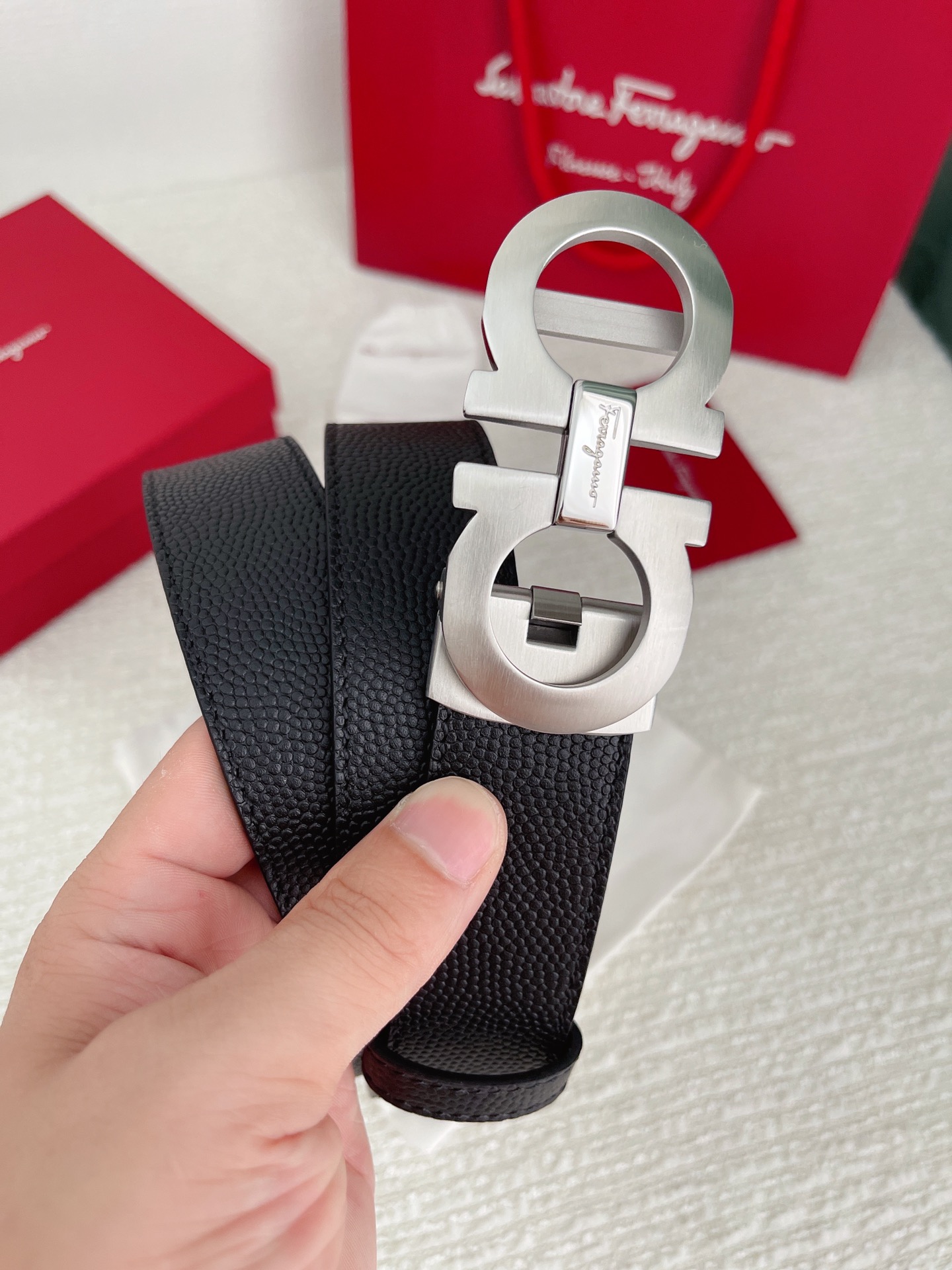 Ferragam菲拉格慕男士自动扣平滑款宽度35MM精品钢质五金搭配双面头层牛皮腰带长度可自由裁剪