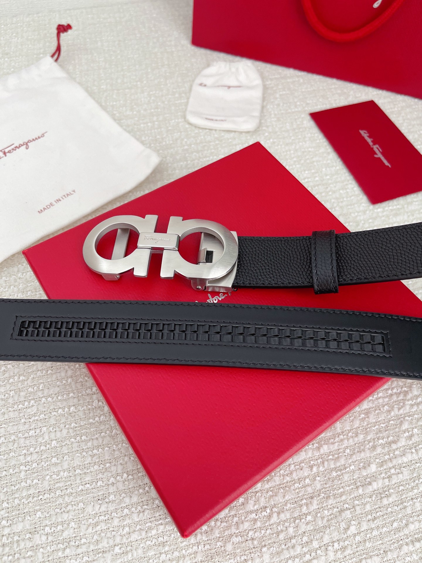 Ferragam菲拉格慕男士自动扣平滑款宽度35MM精品钢质五金搭配双面头层牛皮腰带长度可自由裁剪
