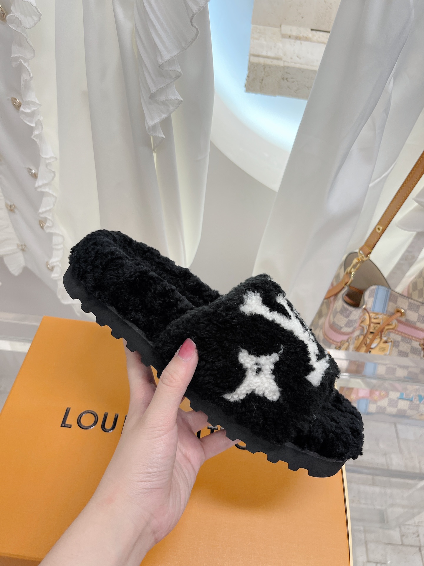 NO:560145,Top version [new second generation] The classic thick-soled running model series is popular on Xiaohongshu INS and various social platforms, with a crazy burst of charm. The original fur-integrated lamb hair material is not easy to shed. Internet celebrities love it and the counters are invincible. The popular fur mop purchasing level!  Size 35-41 [40/41 customized], furry shoes and slippers, slippers19860909顶级版 [全新二代] 经典厚底跑量款系列刷爆小红书 INS 各种社交平台,疯狂爆发魅力 原版皮毛一体羊羔毛材质 不易掉毛、网红超挚爱专柜无敌火爆毛拖代购级别！ 尺码35-41 [40/41定做],毛毛鞋拖鞋,slippers,Women's Shoes