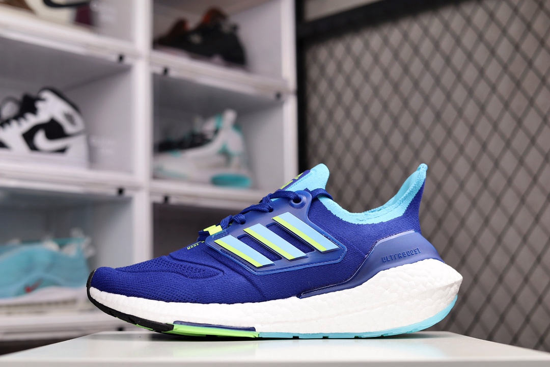 H0 阿迪达斯/Adidas Ultra Boost ub2022 Consortium GX5464 爆米花跑鞋 本次设计改变的幅度较大,整体延续袜套鞋型的轮廓,其BOOST的构造于后跟处形成了全新弯曲与突出型态,整体厚度也有所增加,中底更抹上写意的线条,而经典的TPU依旧给予绝佳的支撑, Primeknit编织鞋面则以全新纹路登场