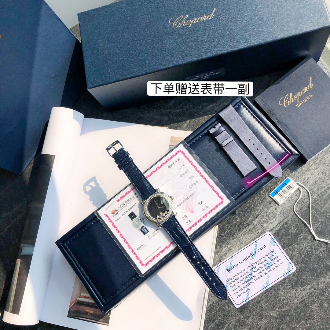 NO:393471,HAPPY DIAMONDS Starry Sky External Diamond Model Why no man bought Chopard?  The main reason is that Chopard's Happy Diamond is so famous that it covers up all other series, making people feel that only happy diamonds are happy. The Chopard Happy Diamond Series is a favorite of women. It is said that men wear the world and women wear Chopard, and gold (in) and diamonds (earning) are also very good. The diamond balls in the dial can slide freely and rotate, and run in time. The fortune is booming, which makes every woman amazed the world with the most charming shape. The mechanical models we have produced before are also very popular, but too many people will not use mechanical models. So this time, we will launch a quartz Happy Diamond. The most distinctive laminated glass on the dial is 5 1.9mm natural diamonds. The fire color is first-class and flashes, and produces spin, just like a dance. It can be said to be a blessing on women's watches. This watch is equipped with a 36mm stainless steel case, equipped with an authentic ETA-956.102 exclusively for the original movement, which is very scarce, and can be disassembled and inspected in a counter.  The iconic movable diamond dances happily, with a colorful and smooth shape. The case with a very dynamic shape and a modern natural pearl shell dial perfectly reflects Chopard's interpretation of casual style. The case material is made of 904 stainless steel. The outer ring is inlaid with 34 2.0-sized vvs cut diamonds. The strap also has to be mentioned. The American crocodile leather strap is backed by fake bags. It needs no need to say how luxurious it is. It is equipped with GTC authoritative inspection and certification. It can be checked online., iwc, chocolate, crocodile skin19860909批（HAPPY DIAMONDS）星空外钻款 为什么没有男人买萧邦？主要还是因为萧邦的快乐钻太出名了,掩盖了其他所有系列,让人感觉只有快乐钻石. 而萧邦快乐钻石系列又是女人的最爱 都说男戴万国女戴萧邦 有金（进）有钻（赚）寓意也很好.表盘内的钻石滚珠可自由滑行转动,时来运转 财运滚滚,让每一位女性都以最迷人的造型惊艳世人. 之前我们出过的机械款也是火的一塌糊涂 然而有太多人不会使用机械款了 所以这次给大家推出石英款快乐钻 表盘最有特色的夹层玻璃的5颗1.9mm天然钻石 火彩一流爆闪 产生自旋 犹如舞蹈 在女表上可以说是福音 这款腕表以36毫米精钢表壳,,搭载正品一致的ETA-956.102专供原装机芯,非常稀缺,可专柜拆机验货, 标志性的活动钻石欢快舞动、流光溢彩 造型流畅、极具动感的表壳 和富有现代感的天然珍珠贝壳表盘 完美体现萧邦对休闲风格的诠释 表壳材质采用904精钢 外圈镶嵌34颗2.0大小vvs切割美钻  表带同样不得不提 美洲鳄鱼皮表带 如假包退 有多奢华不用多说了吧配有GTC权威检测认证,联网可查,,iwc,chopard,crocodile skin,Watch