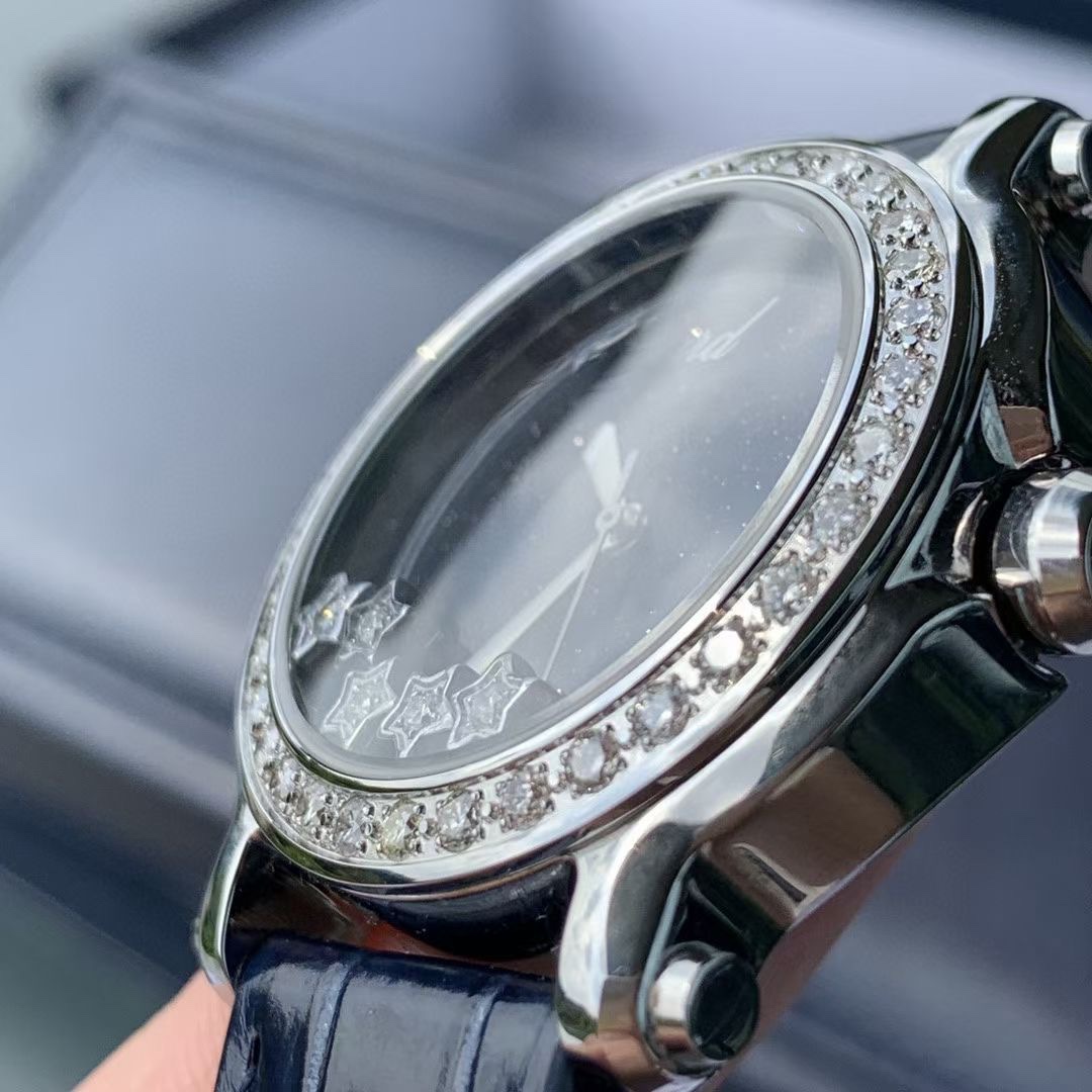 NO:393474,The whole circle of real diamonds. The real diamond is full of high-end feeling in an instant, with a large particle diamond of 19.5 points. Everyone knows that the larger the diamond, the more expensive it is. 19.5 points is already a specification diamond. The value is incomparable to broken diamonds. Now the diamond price is still rising. The price difference between diamonds and no diamonds on the official website is so much. It is not unreasonable to have such a difference in the price. The head is inlaid with blue gems. The whole watch is extremely luxurious.19860909整一圈真钻.真钻大颗粒钻石瞬间高级感拉满,19.5分大颗粒钻.都知道钻石越大越贵.19.5分已经是规格钻.价值和碎钻不可比拟,现在钻石也还再涨价.官网有钻无钻款价格相差这么多不是没道理的.把头镶嵌蓝色宝石.整只表就是极致的奢华.,,Watch