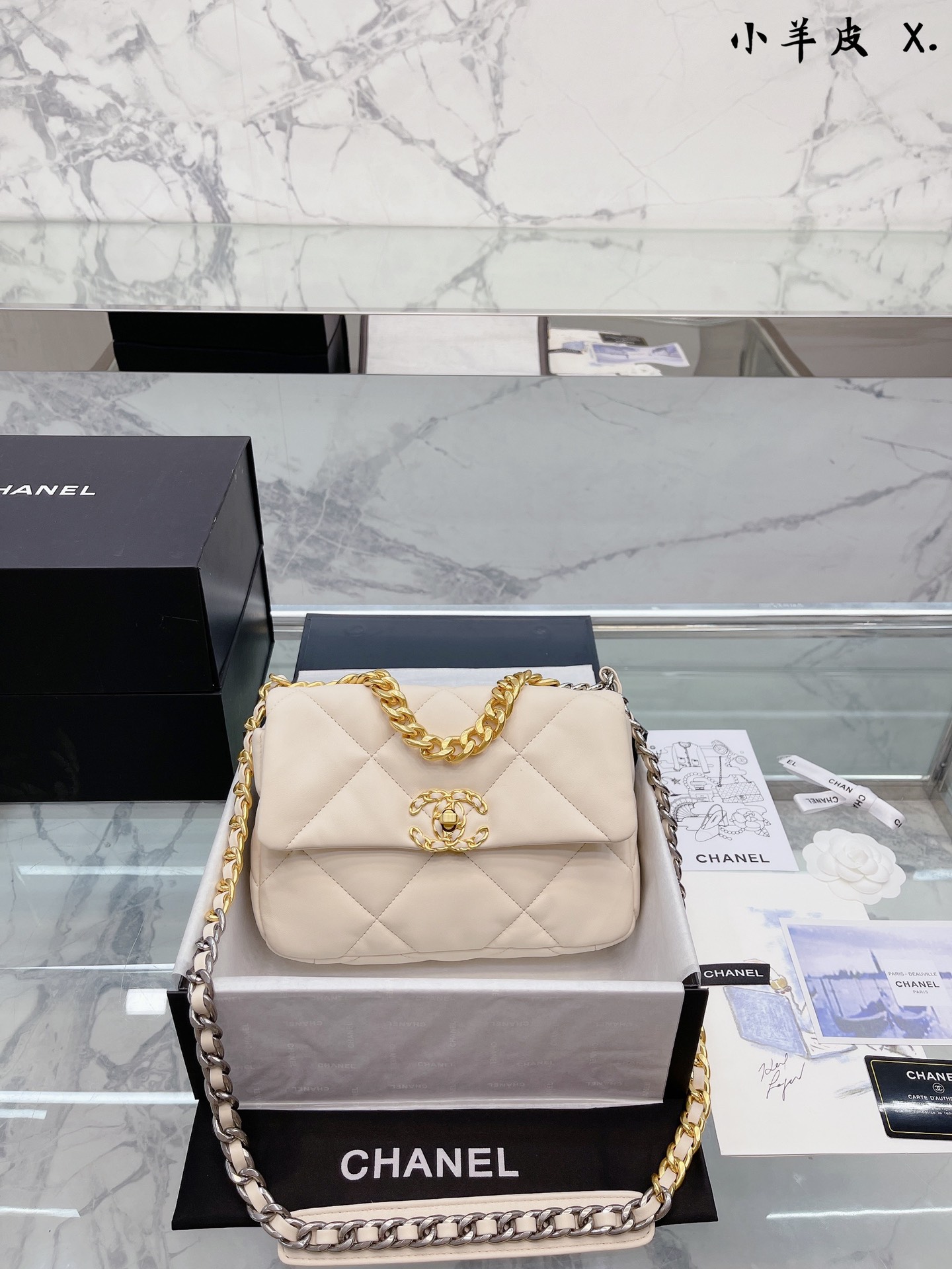 J5 小羊皮 折叠礼盒包装 最能hold的住任何身段的搭配一定不会出错 Chanel19手袋口盖包 迷你 轻盈绵柔质感山羊皮结合大菱格设计元素三种背法:斜挎、单肩、手提 链条拼接:古金、古银、亮银 尺寸: 26cm