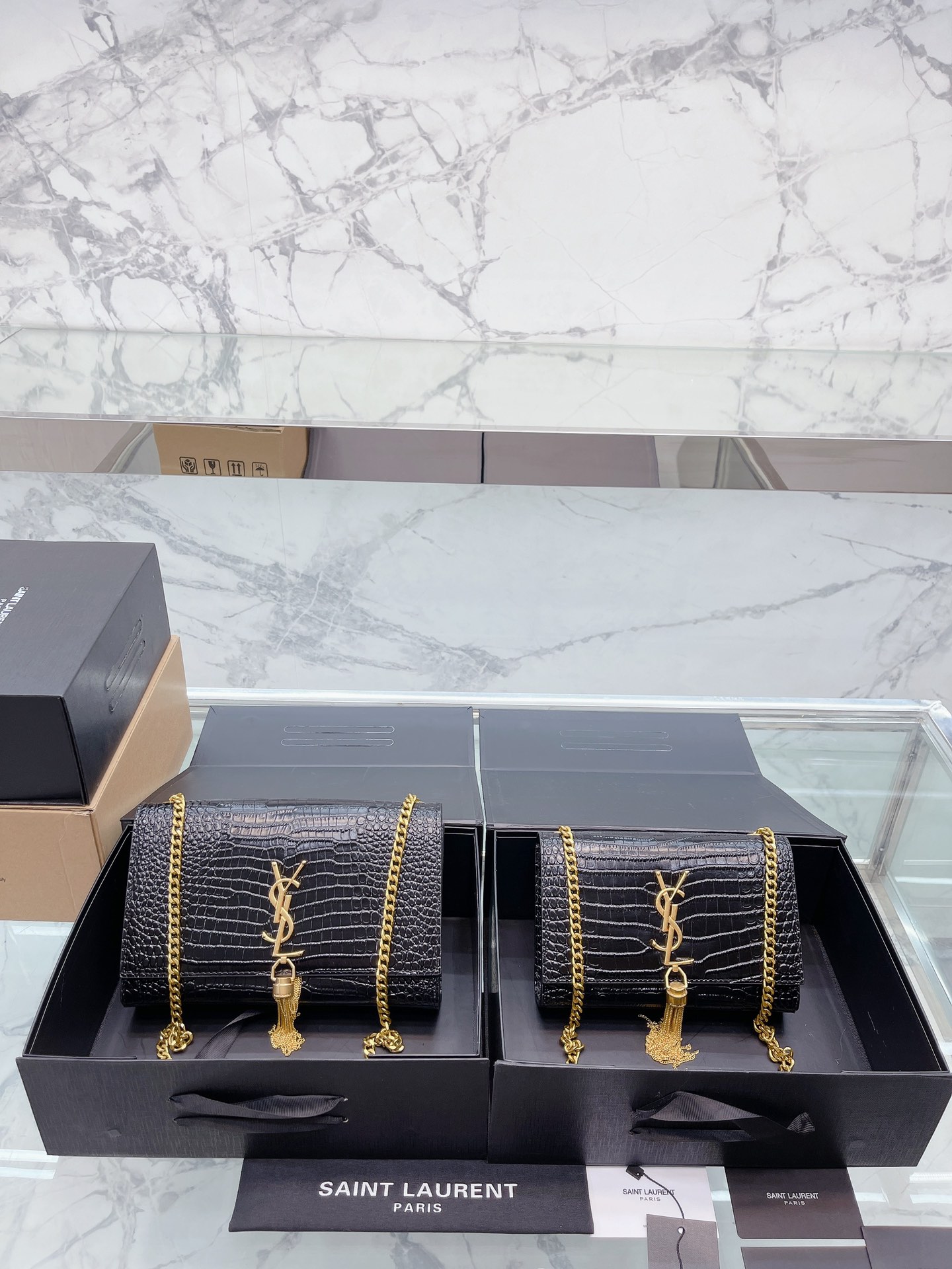 原版牛皮  Saint Laurent 圣罗兰 YSL  鳄鱼纹流苏链条包 KATE CHAIN AND TASSEL BAG IN TEXTURED LEATHER 最新最佳最实用这个系列最核心的设计便是Y家 Logo，当年Yves Saint Laurent先生邀请海报艺术家Cassandre设计，三个字母叠加在一起简约又前卫。百分百进口牛皮压鱼子酱纹路，耐磨耐刮绝对是永恒的经典没有一个Y家的流苏包都不敢说自己潮 尺寸：大号24 15cm 小号20 13cm