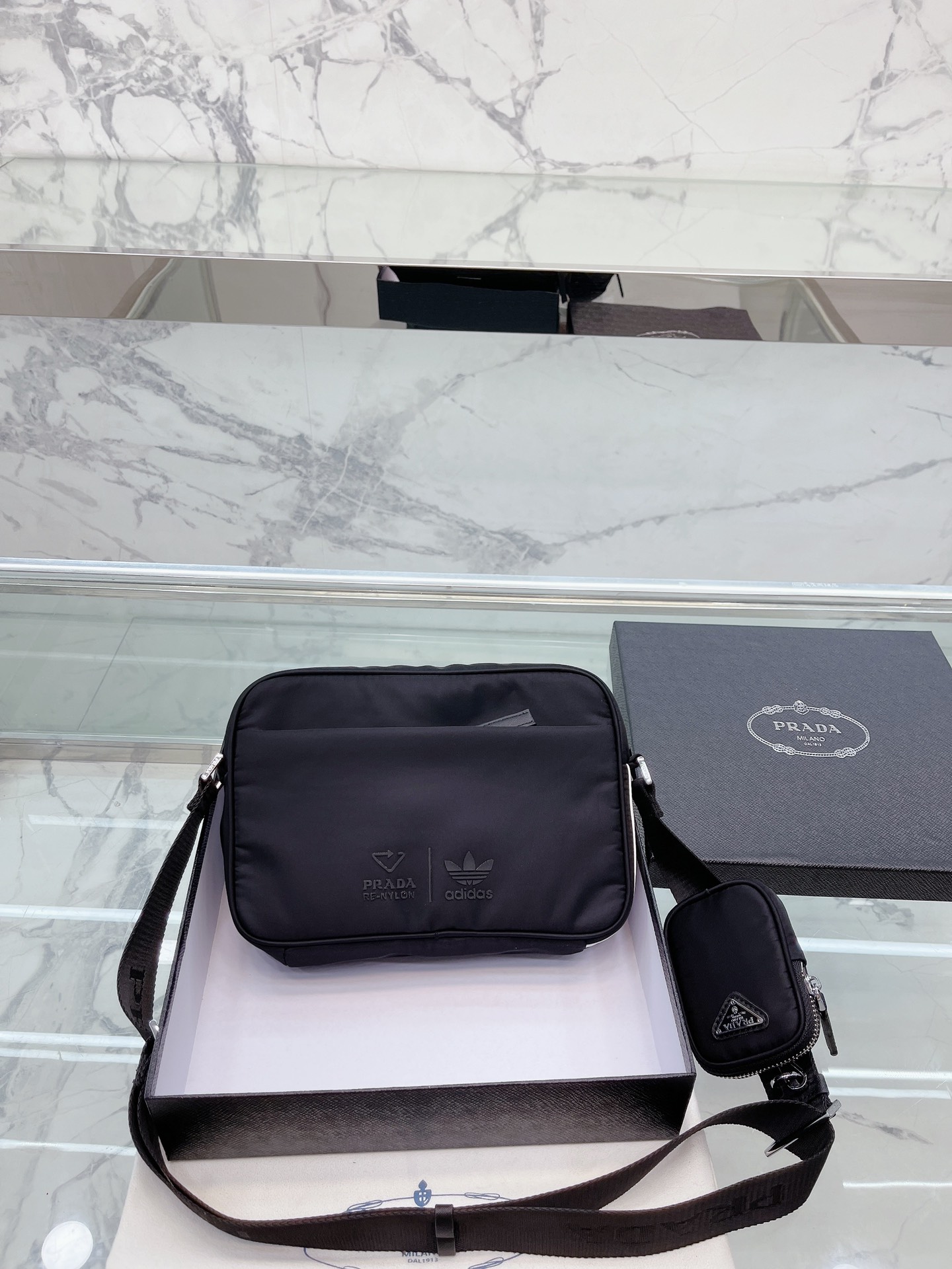 J5 相机包 Adidas 联名包真香 应该算是全网首发了 我觉得女生背超帅整娘man感最时髦 男生背也很好看配西装配卫衣配运动服很百搭 无性别穿搭的时髦和我之前的三合一女包也很配 三条杠是容量也挺大能装不少东西 肩带上的小包包还可以单独做搭配哈哈 素颜搭配了一下羽绒服and球鞋 绝绝子 送男友或自己背都是不错滴 尺寸25 18cm