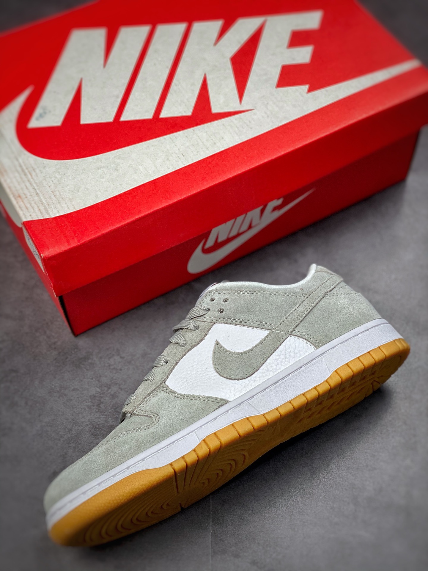 200 Nike SB Dunk Low 翻毛灰白生胶 DO7412-995-莆田鞋,莆田鞋货源,高仿鞋,高仿鞋货源,安福档口,莆田高仿鞋,莆田鞋批发,高仿鞋批发,莆田高仿运动鞋,高仿运动鞋,莆田运动鞋 200 Nike SB Dunk Low 翻毛灰白生胶 DO7412-995