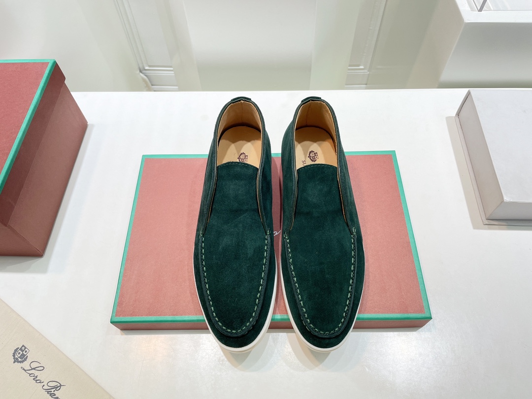 NO:681381,(Top version) Lor*Pian*25vs the latest popular Loafer series... [Retro Couple High-top Loafers] - Italian high-end brand Loro Piana was founded on April 24, 194. It is a top Italian luxury brand, started with cashmere. It comes from Italy and pursues quality and craftsmanship, integrating innovative technology and Italian traditional style. This brand has always been very low-key, but it should also be considered a dad-level presence in luxury goods.  Lp pendant loafers, there are not many shoes in mainland China, but the products are very good. Impeccable quality and luxurious materials are the pride of the Loro Piana brand, and these suede leather shoes happen to be both in one, which is impressive~ After you buy their shoes, many brands of shoes will not want to wear them. This is the evaluation of people who have worn this shoe. Wearing it for a day will not tire your feet or grind your feet. This is because of the strict requirements on the material, so you can have such a beautiful feeling...  Fabric: Original customized high mercerized cashmere Lining: Original customized sheepskin Feet: Original customized sheepskin Outsole: Original molded TPU molded bottom Size 35-44 (41.42.43 for women and 38.45.46 for men, customized and non-refundable) Packaging: Fully upgraded packaging Color: Official website updated simultaneously, loro piana, loro piana, loafers, sheepskin19860909（顶级版本） Lor*Pian*25vs最新爆款乐福系列……【复古情侣高帮乐福鞋】 ——意大利高级品牌Loro Piana创立于194月24日,是意大利顶级奢侈品牌,以羊绒起家, 来自意大利的它追求质量和手工,融创新技术与意大利传统风格为一体.这个牌子一直很低调,但是在奢侈品里应该也算是爸爸级的存在, Lp吊坠乐福鞋,的鞋子一共在大陆也没开几家,但东西却非常好.无可挑剔的品质和奢华的材质是Loro Piana品牌的骄傲,而这款绒面革单鞋恰好集两者于一身,令人印象深刻～当你买过它家的鞋子后,很多牌子的鞋子都不想穿了,这是穿过这款鞋的人对其的评价,穿一天不会累脚也不会磨脚,这就是对材质的要求苛刻,才会有这般美好的感觉…… 面料:原版定制高丝光羊绒 内里:原版定制羊皮 垫脚:原版定制羊皮 大底:原版开模TPU成型底 码数35-44（女41.42.43.男38.45.46定制不退换） 包装:全面升级包装 颜色:官网同步更新,乐福鞋,loro piana,loro piana,loafers,sheepskin,Women's Shoes